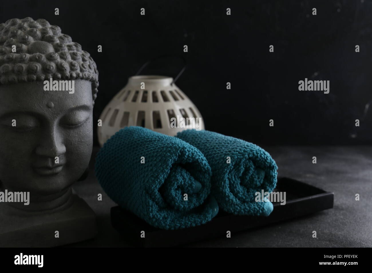 Buddah witn candela e asciugamano spa concept Foto Stock