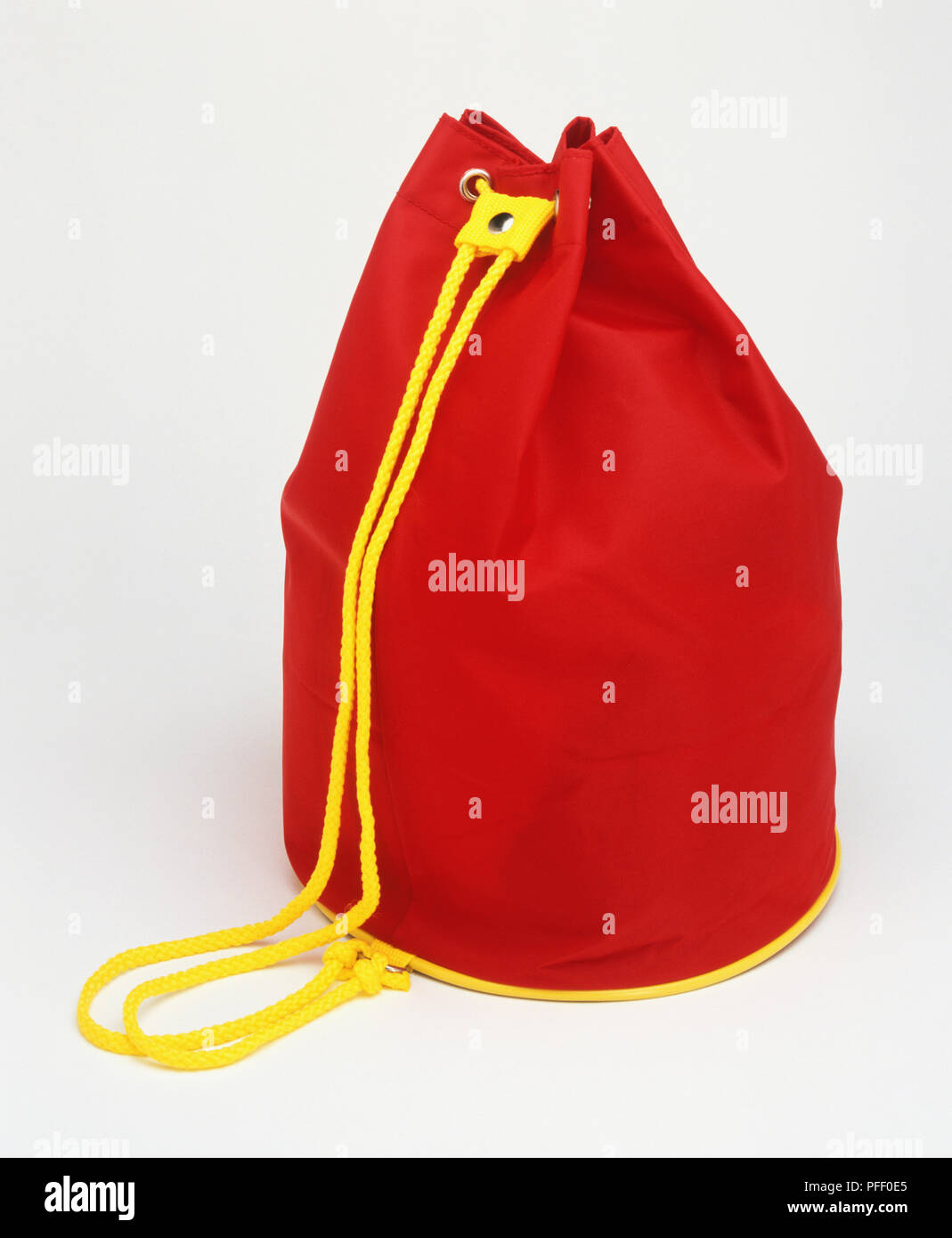 Sacchetto rosso con giallo spalline Foto Stock