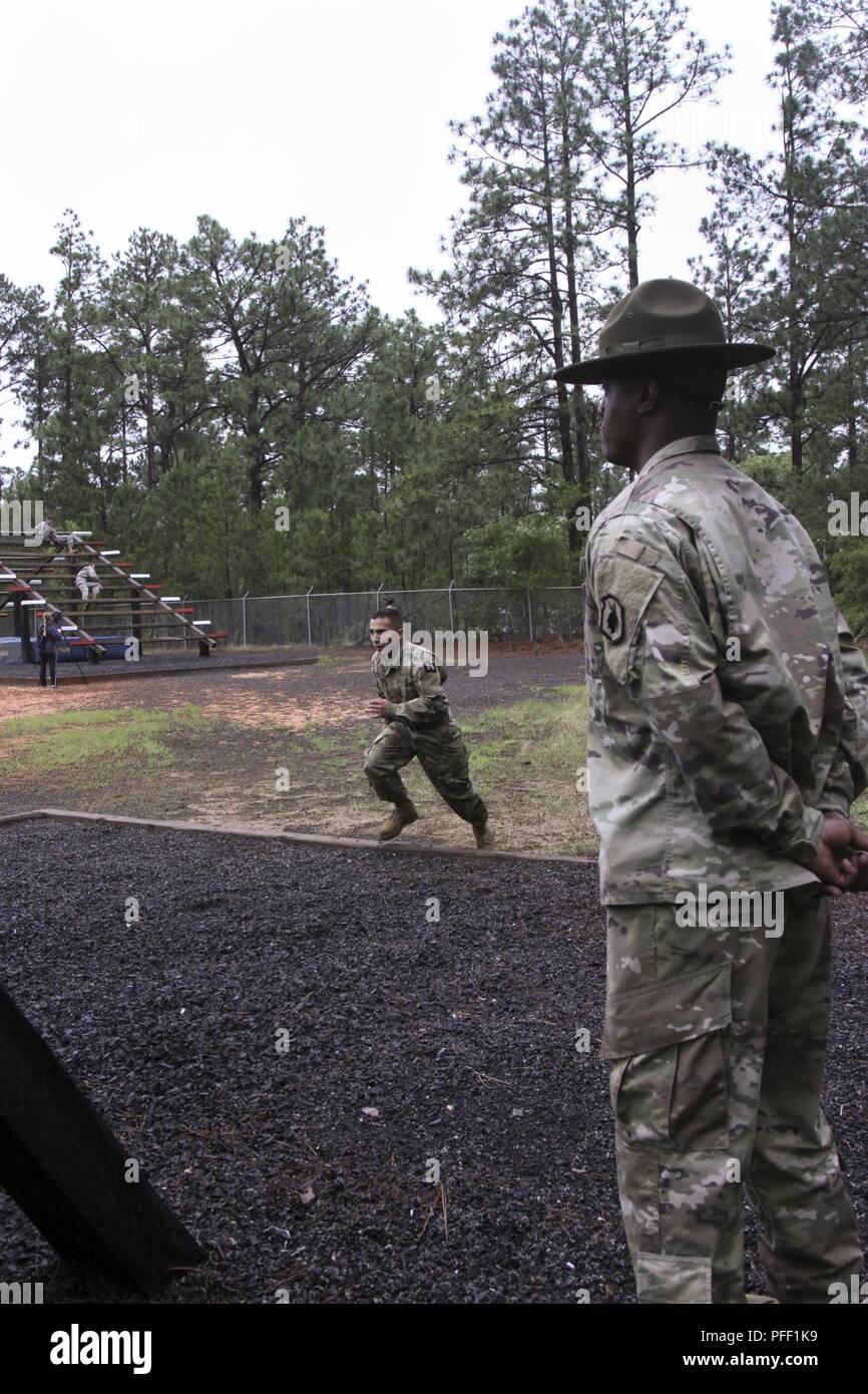 Stati Uniti La riserva di esercito di Spc. Nicolas Cholula-Lopez rappresentando, 311th comando segnale (Teatro) cariche verso il prossimo ostacolo durante il 2018 U.S. La riserva di esercito guerriero migliore concorrenza a Fort Bragg, Carolina del Nord, 12 giugno 2018. L'estenuante e multiforme della concorrenza negli Stati Uniti valutati La riserva di esercito di soldati nel ruck marzo, l'eccellenza in concorrenza gamma pistola, forze armate tedesche Proficiency Badge e molti altri eventi con più sfide a venire. - ( Foto Stock