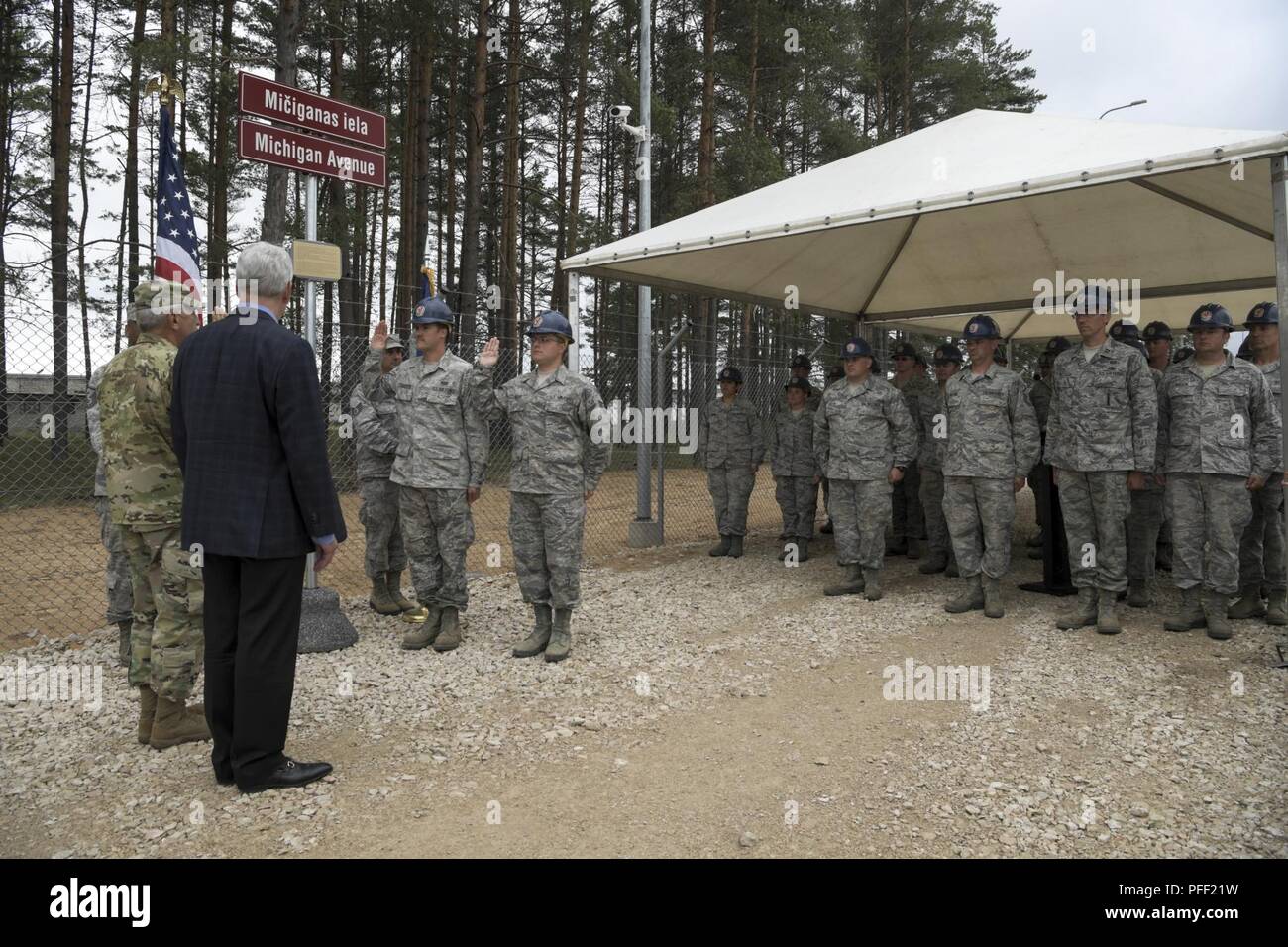 ĀDAZI, Lettonia - Michigan governatore Rick Snyder e aiutante generale del Michigan, il Mag. Gen. Gregorio Vadnais, ri-enlist due Michigan aria guardie nazionali, Staff Sgt. Toery Grodstein e Staff Sgt. Andrew Wheeler, dopo l inaugurazione "Michigan Avenue" a Ādaži Base Militare, Lettonia, Martedì, 12 giugno 2018, per commemorare il 25 anno di rapporto tra la Lettonia e Michigan sotto il U.S. La Guardia Nazionale Ufficio di presidenza è stato il programma di partenariato (SPP). L evento è stato frequentato anche dagli Stati Uniti e da lettone organi militari. Dopo la dedizione, illustri visitatori hanno visitato un lavoro di costruzione sito dove Mich Foto Stock