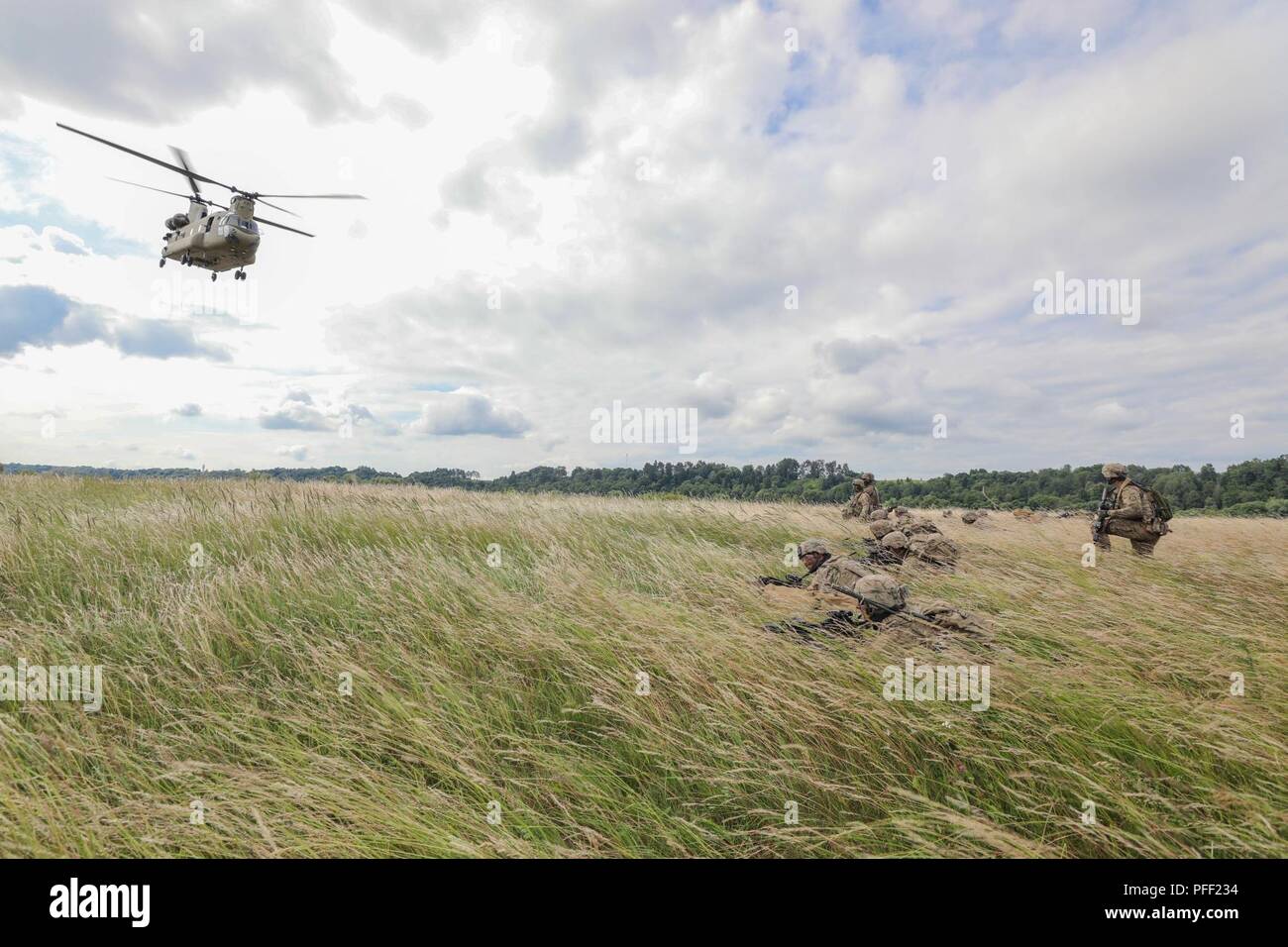 Più di 100 U.S. Soldati con il 3° Stormo, 2d Calvario Regiment (2CR) air assault nel loro obiettivo sul lato nord del fiume Neman in Lituania, 13 giugno 2018. La loro missione è di stabilire lontano protezione laterale al fine di garantire la sicurezza del passaggio di quasi 200 veicoli a sostegno di un gap umido crossing. 2CR svolto attività di formazione in Lituania come parte dell'U.S. Esercito Europa-led esercizio multinazionale Saber Strike 18. Foto Stock