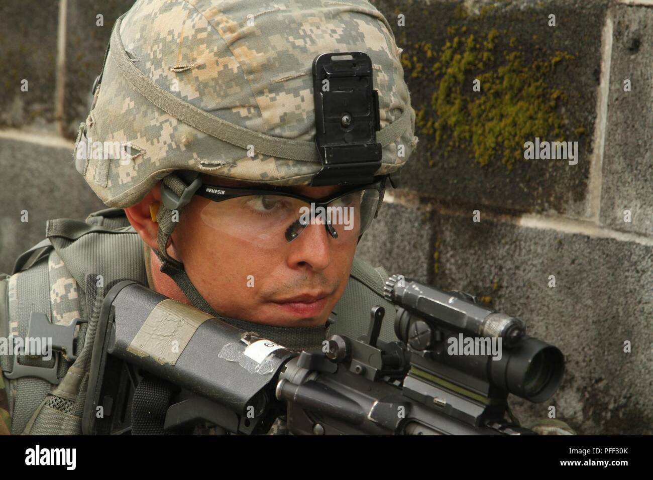 Stati Uniti La riserva di esercito Sgt. Justin Richardson, a operazioni di chimica biologica specialista di interdizione del team leader da Anchorage in Alaska,, con la 365Chemical Company, 416th ingegnere teatro il comando, lavora con il suo team per completare la gamma 68 evento di formazione al 2018 U.S. La riserva di esercito guerriero migliore concorrenza a Fort Bragg, Carolina del Nord, 13 giugno 2018. Stati Uniti La riserva di esercito di soldati giocato tutto il giorno e la notte, spingono in ogni caso durante i sei giorni 2018 U.S. La riserva di esercito guerriero migliore concorrenza. Foto Stock