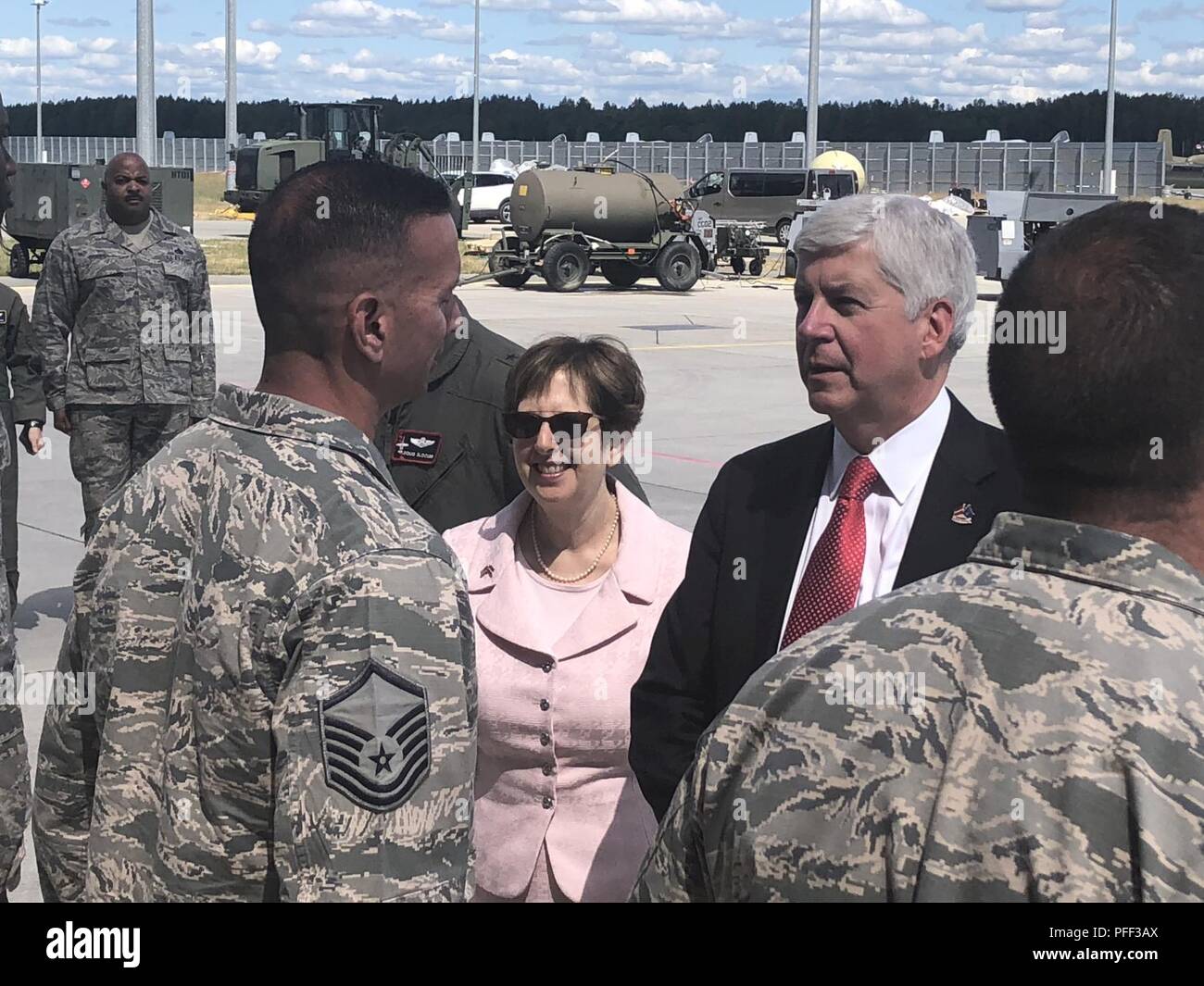 Michigan Gov. Rick Snyder ha visitato gli avieri dal 127ala, Selfridge Air National Guard Base a Lielvarde Air Base, Lettonia, 13 giugno 2018. Egli è stato affiancato da l'on. Nancy Pettit, U.S. Ambasciatore a Lettonia, e Briga. Gen. John D. Slocum, 127Wing Commander. Lielvarde Air Base è stato uno dei principali si concentra per lo sviluppo delle capacità del Michigan la Guardia Nazionale di 25-anno membro del programma di partenariato con le forze armate nazionali della Lettonia. Aree di collaborazione tra il lettone e Michigan aviatori hanno incluso il controllo del traffico aereo, airfield management, risposta medica, le forze di sicurezza, m Foto Stock