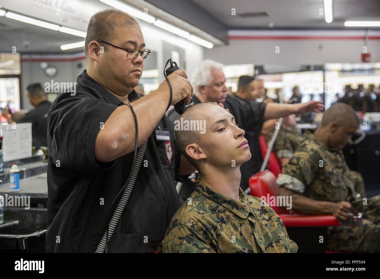 Una recluta da Bravo Company, 1a reclutare battaglione di formazione,  riceve un taglio di capelli al Marine Corps reclutare deposito a San Diego,  Giugno 12. Reclute ricevere parrucchieri regolarmente durante il corso