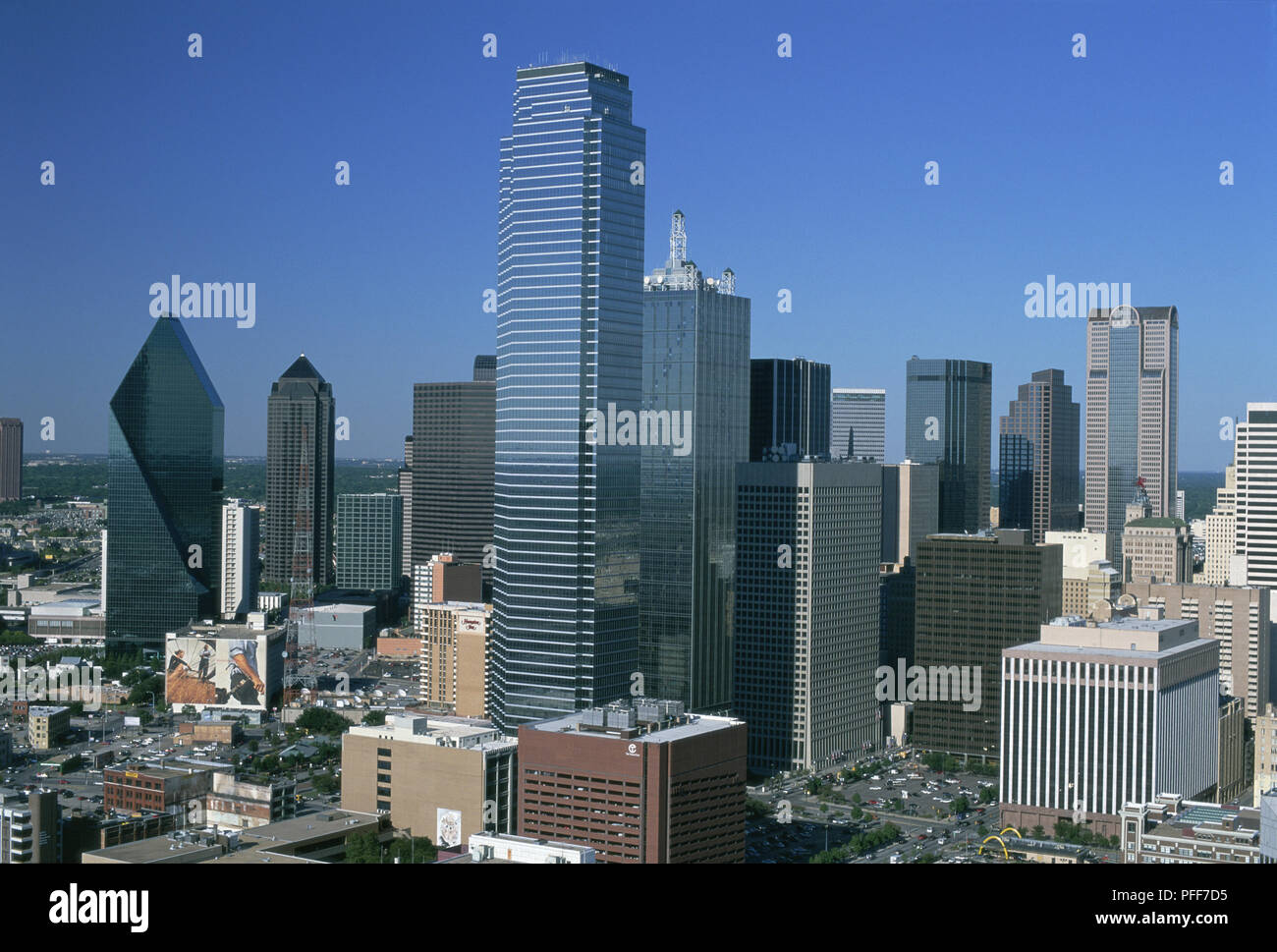 Stati Uniti d'America, Texas, Dallas, spumante di vetro e acciaio ufficio torri che dominano lo skyline, visto da Reunion torre di osservazione Foto Stock