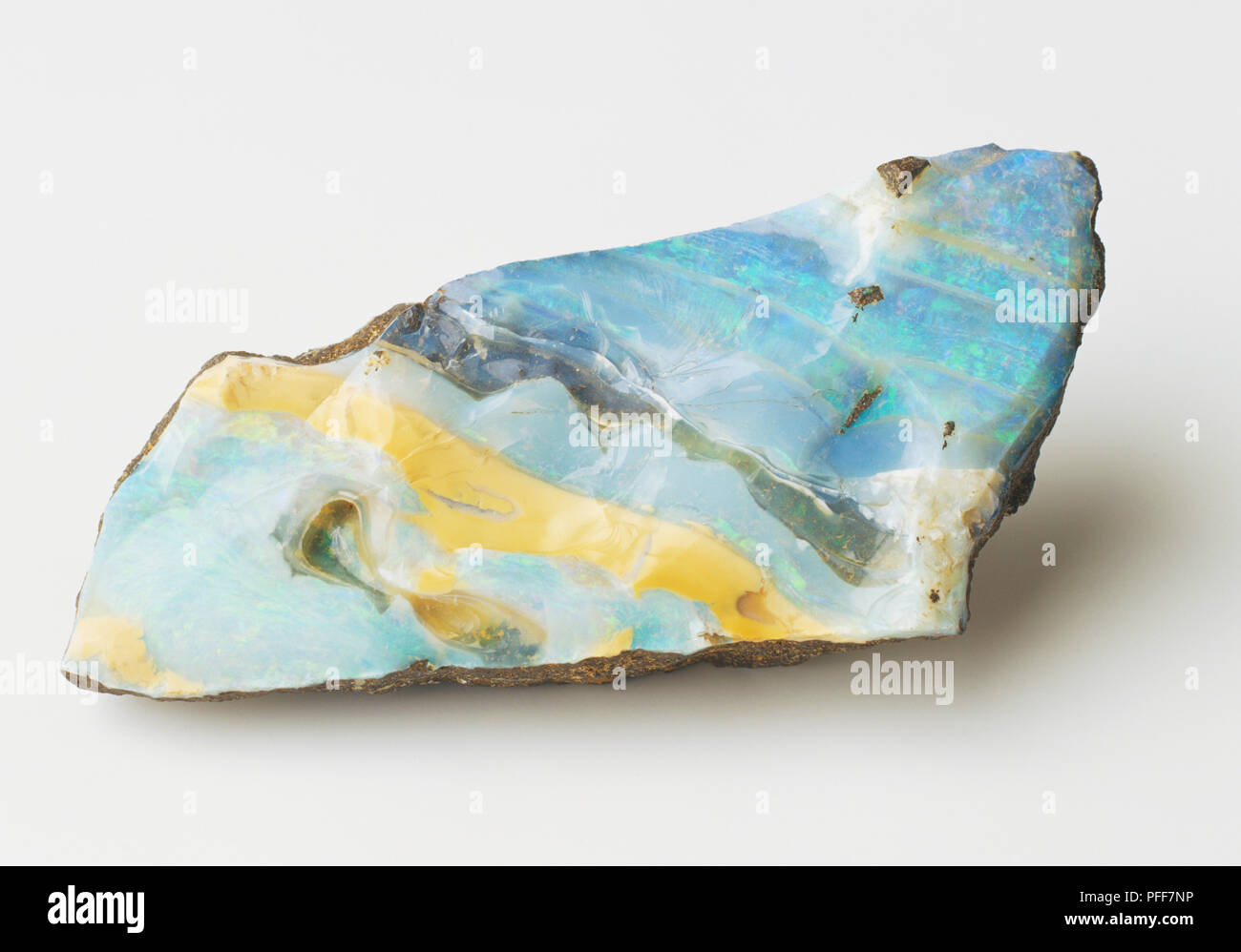 Opale prezioso, ironstone matrix con striature di colore giallognolo potch opale, vicino. Foto Stock