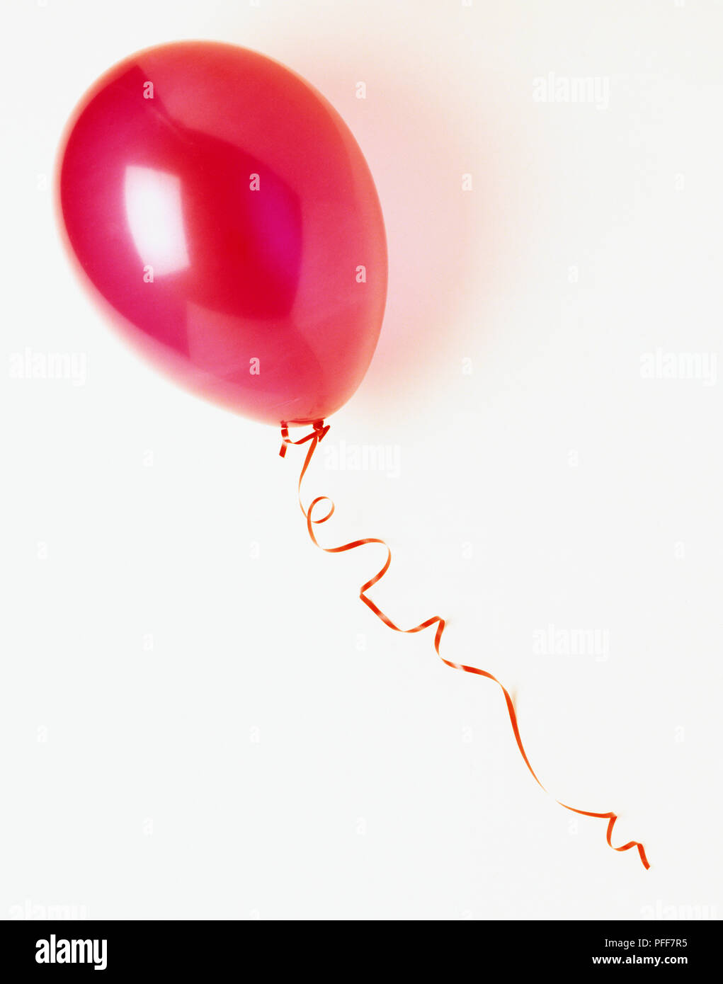 Gonfiato il palloncino rosso con nastro, vista in elevazione. Foto Stock