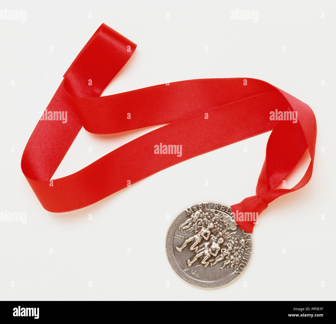 Medaglia d argento sulla banda rossa, illustrazione inciso raffigurante marathon concorrenti, vicino. Foto Stock