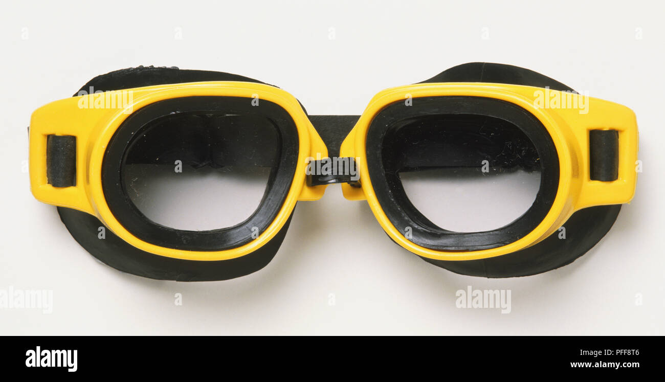 Il giallo e il nero occhiali da nuoto, vicino. Foto Stock