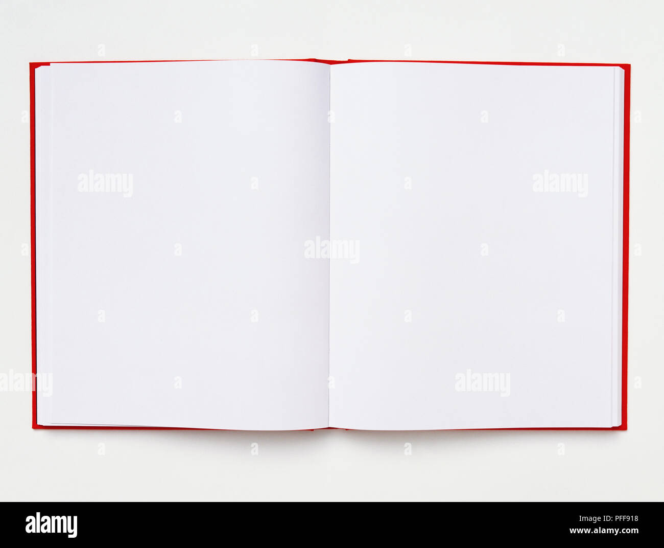 Libro aperto con pagine vuote e coperchio rosso, close up Foto Stock