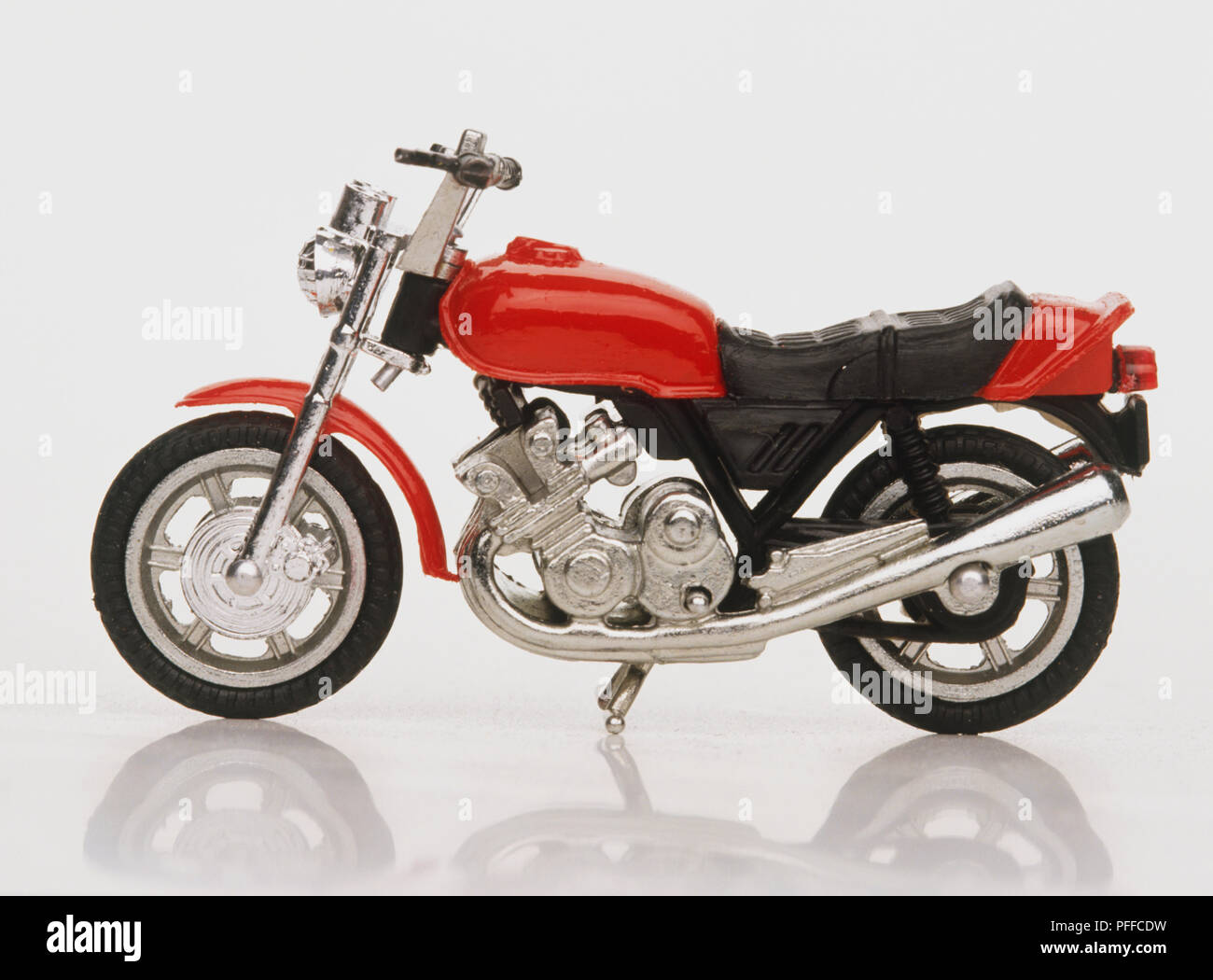 Toy rosso e nero motociclo, vista laterale Foto Stock