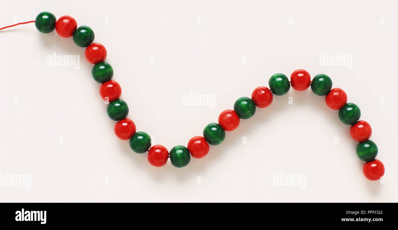Stringa di verde e rosso e perle, vicino. Foto Stock