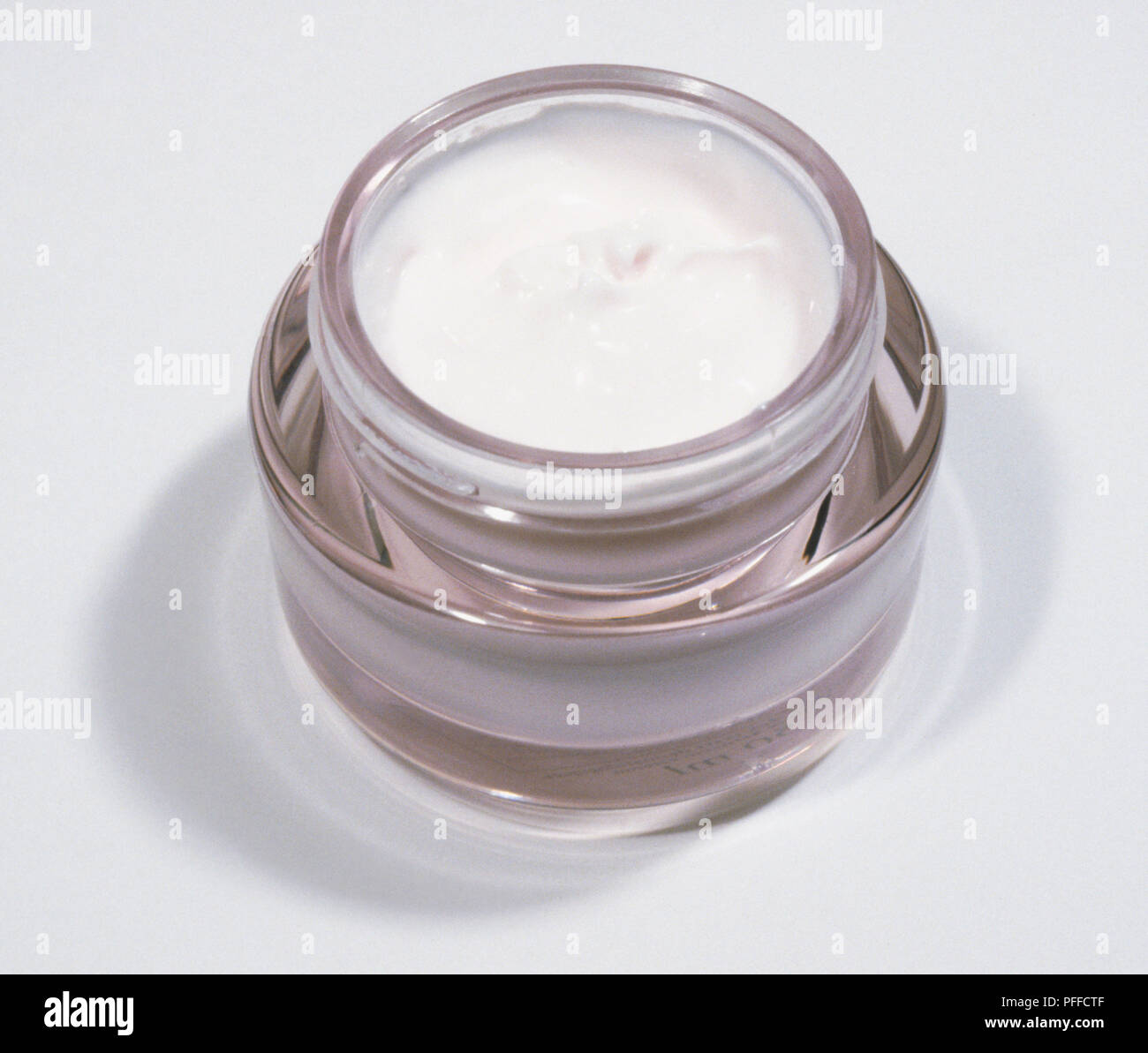 Vaso di vetro di crema cosmetica con coperchio rimosso, vista in elevazione. Foto Stock