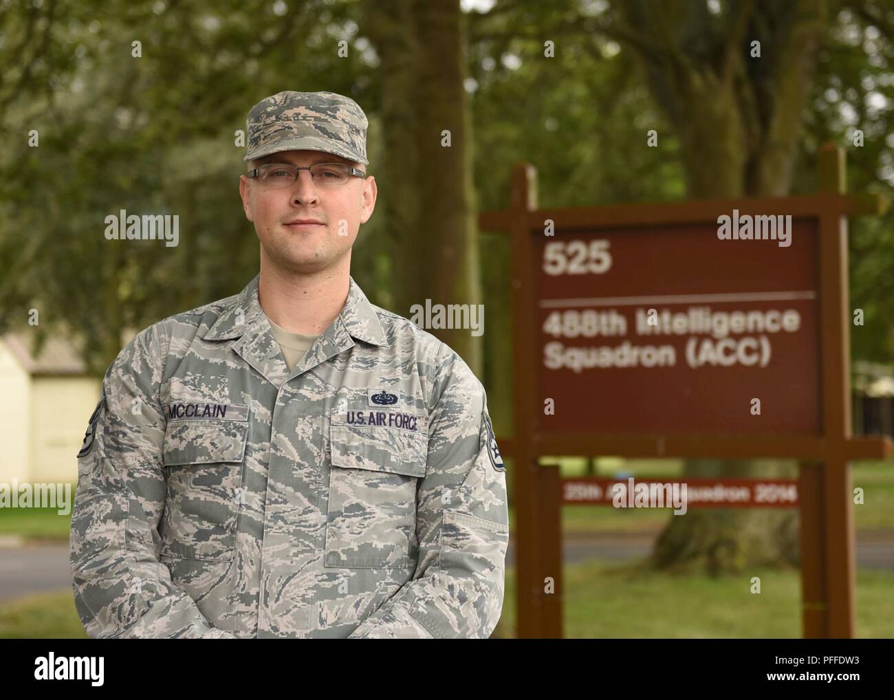 "Quello che mi piace di più del mio lavoro è la sfida per il tracciamento di tutto. Io sono sempre alla ricerca di modi per rendere al meglio i processi e migliorare il rendimento, ottenendo prodotti e risoluzioni completata per i clienti nel modo più efficace e tempestivo. È importante perché tutti i legami con la missione quando siamo in grado di ottenere il cliente ciò di cui hanno bisogno quando ne hanno bisogno. Ciò significa un flusso di lavoro migliorato per se stessi e per la missione", ha detto personale Sgt. Miglia McClain 488th supporto di Intelligence Squadron controllo produzione manager. Foto Stock