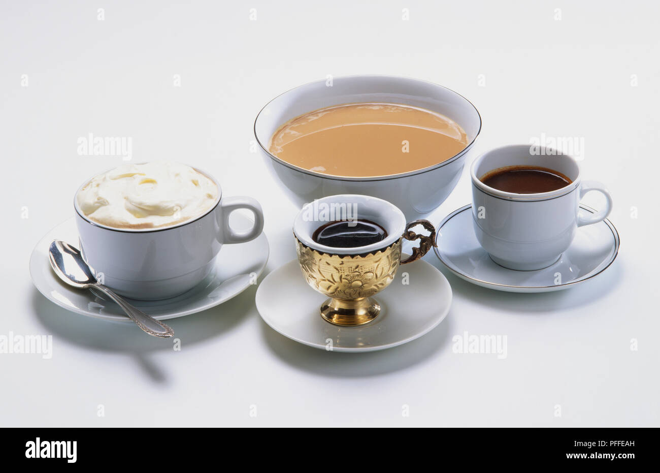 Dosi di caffè, cremosa, lattiginoso, espresso, turco, nella varietà di tazze. Foto Stock