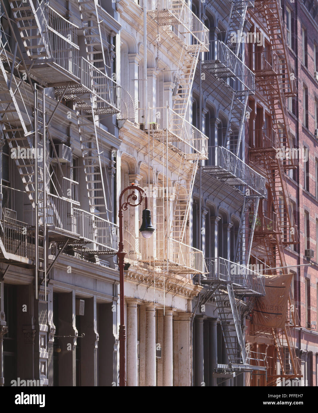 Stati Uniti d'America, New York, la parte inferiore di Manhattan, tardo XIX secolo rosso, bianco e blu in ghisa decorativa delle facciate di ferro sulla Greene Street. Foto Stock
