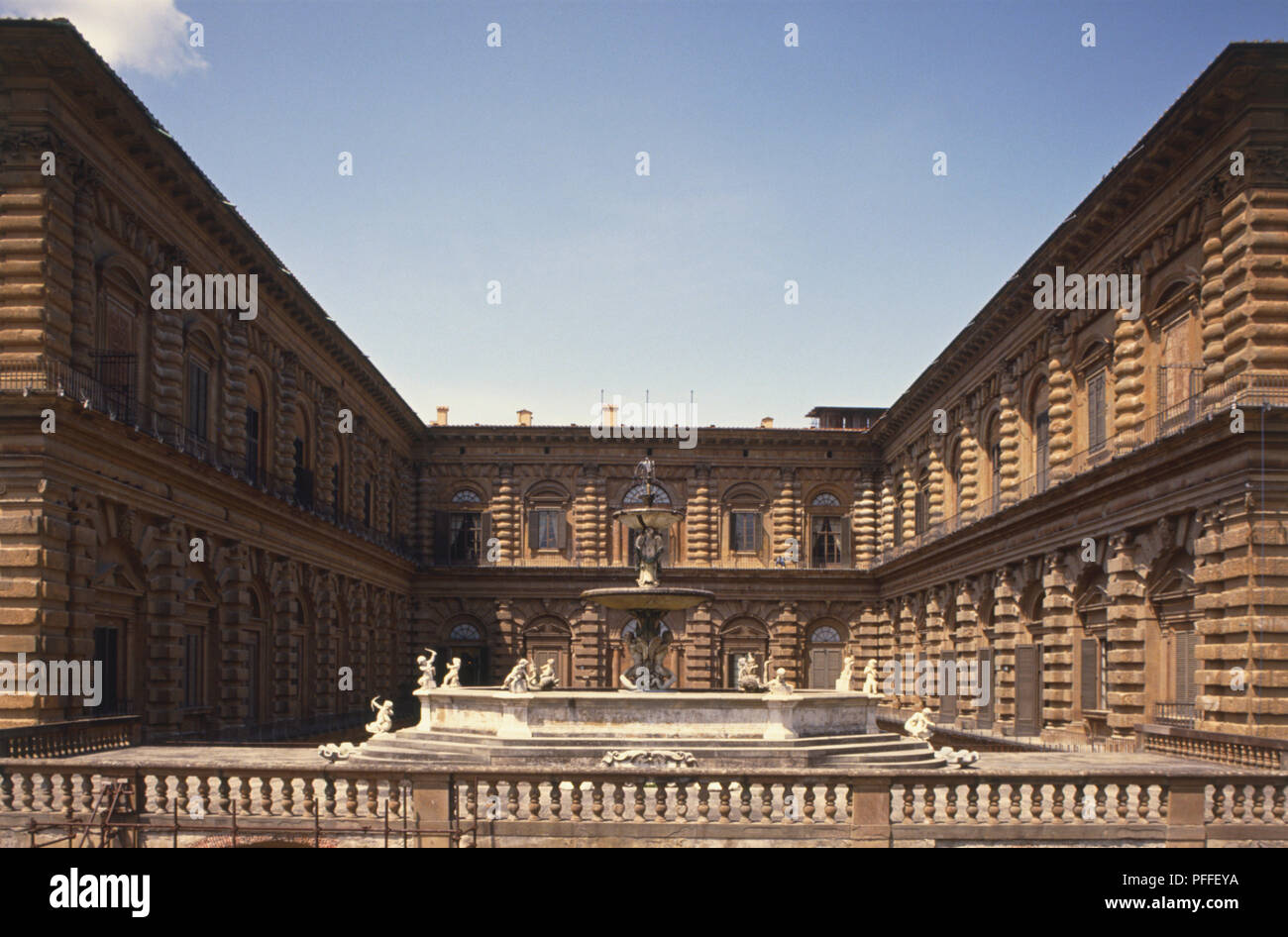 L'Italia, Firenze Oltrarno, cortile interno di Palazzo Pitti con fontana di carciofo. Foto Stock