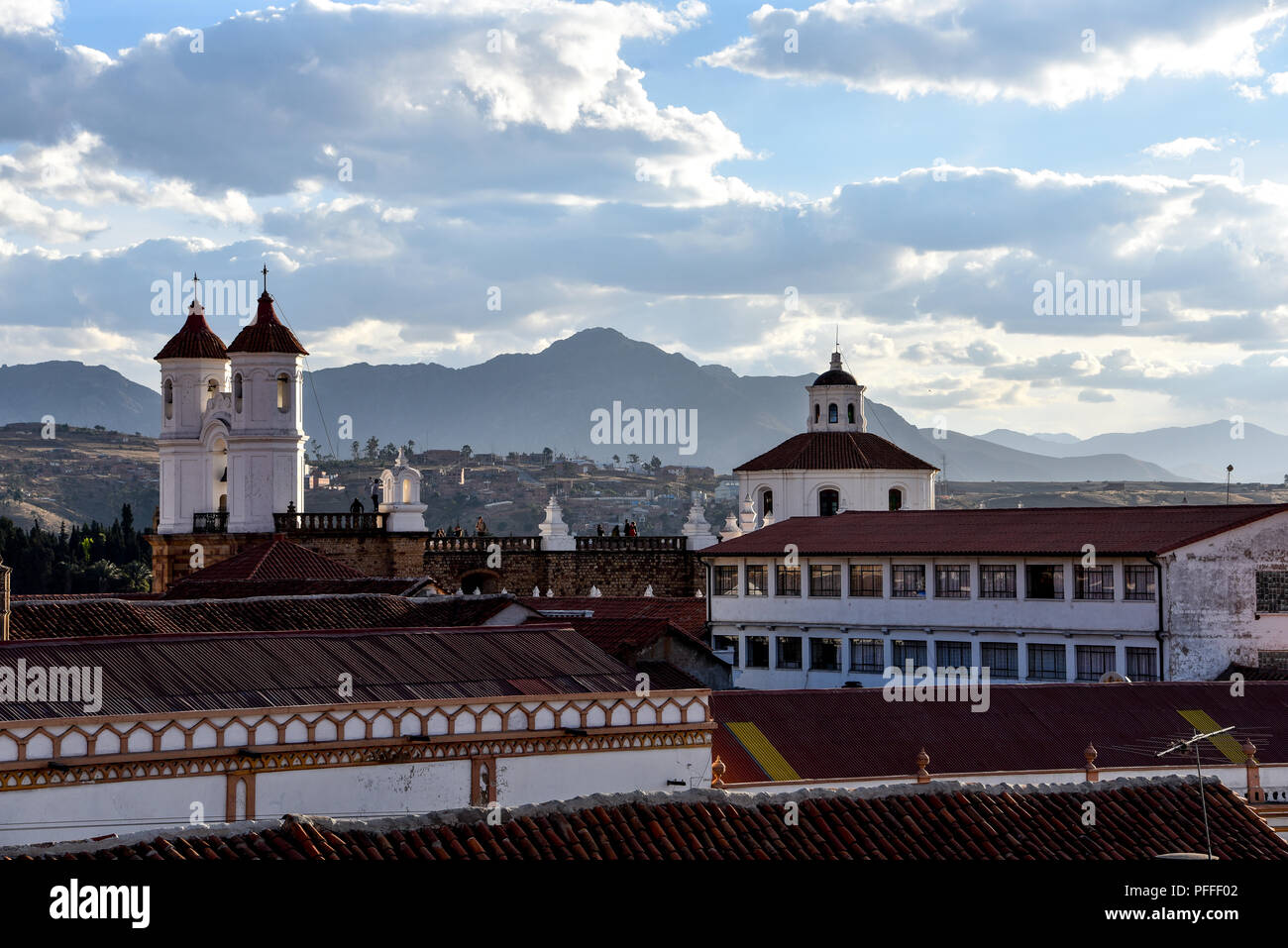 Vedute del tramonto sui tetti di Sucre dal Parador Santa Maria la Real, Sucre, Bolivia Foto Stock