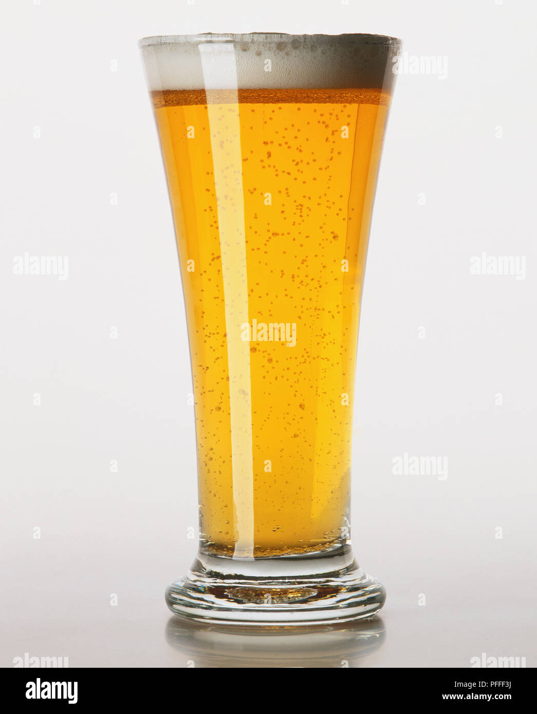 La pinta di birra lager in vetro. Foto Stock