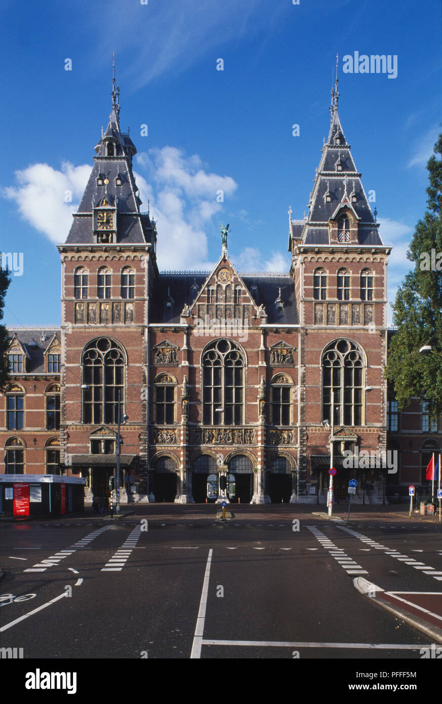 Holland, Amsterdam, Stadhouderskade, Rijksmuseum, facciata neogotica del museo nazionale, progettato da P.J.H. Cuypers, costruito 1885. Foto Stock