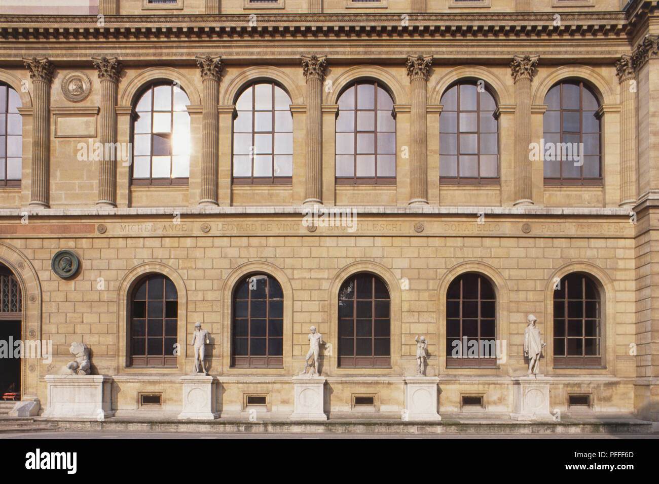 Francia, Parigi, San-Germain-des-Pres, Ecole Nationale Superieure des Beaux-arts, facciata del college con finestre ad arco e statue. Foto Stock