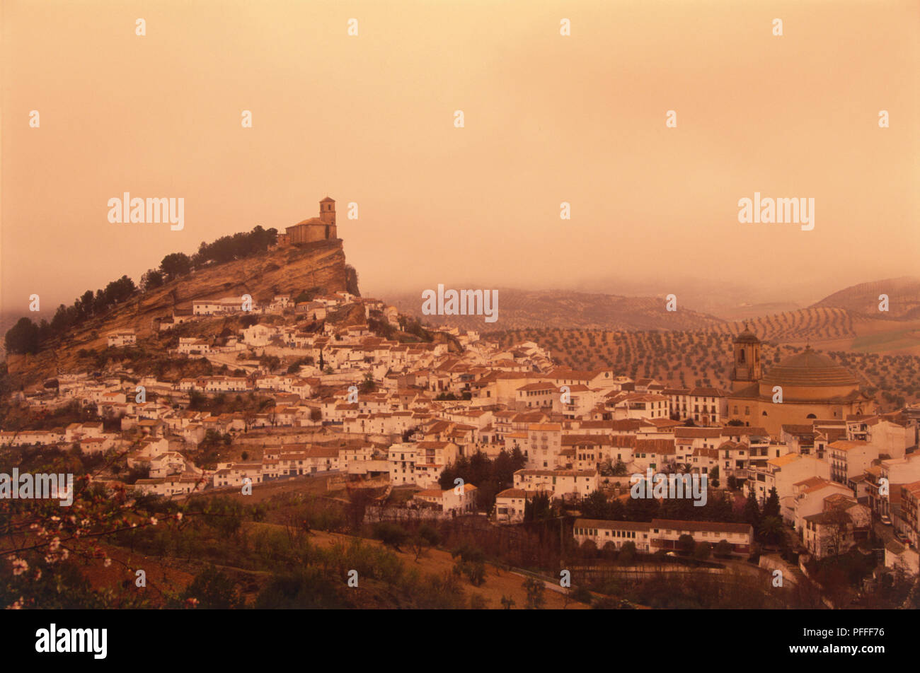 Spagna, Siviglia, arancia filtrato colpo di alba e la Chiesa sulla roccia a Montefrio nella provincia di Granada. Foto Stock