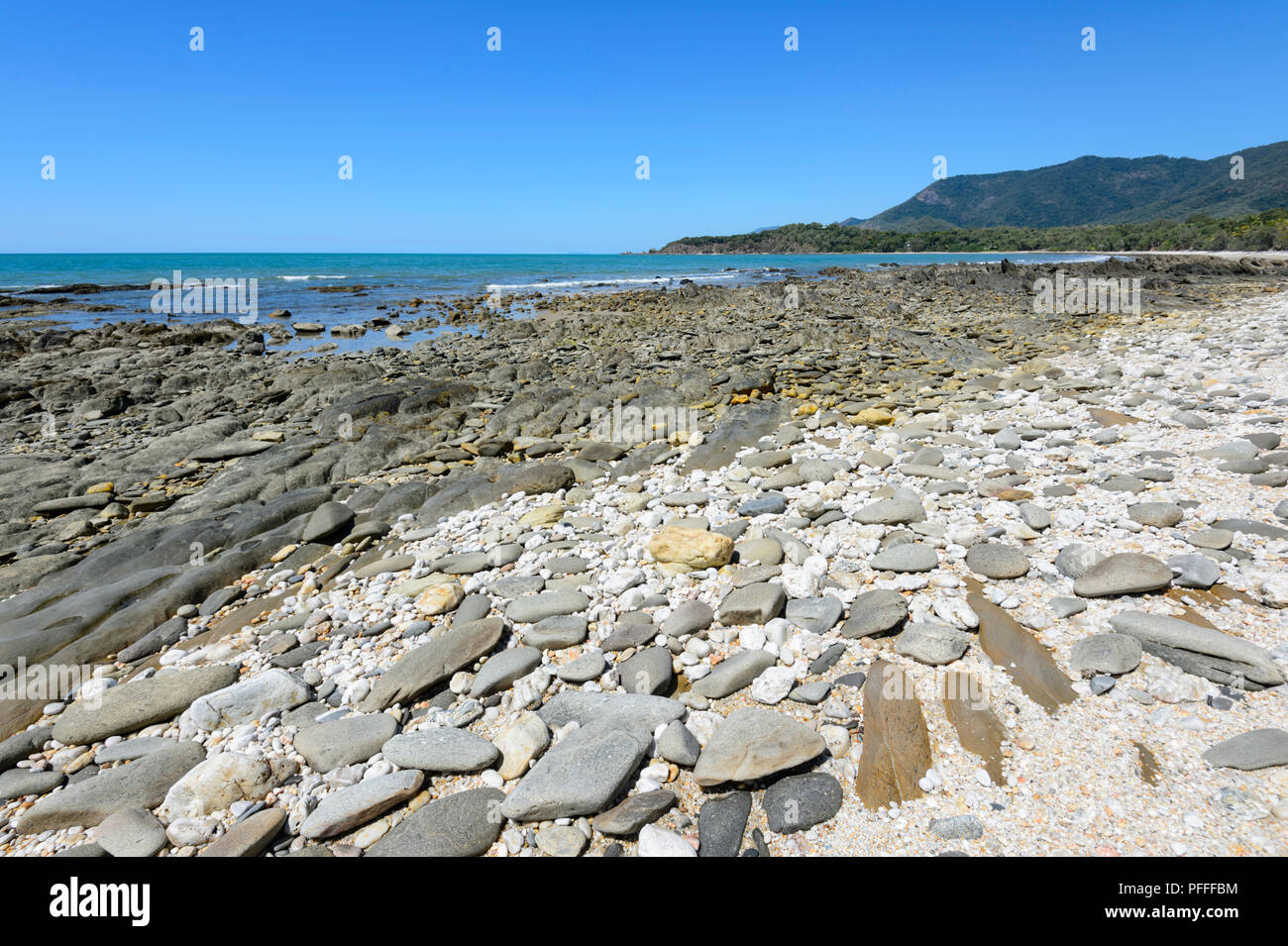 Vista panoramica della spiaggia rocciosa vicino a Port Douglas, estremo Nord Queensland, FNQ, QLD, Australia Foto Stock