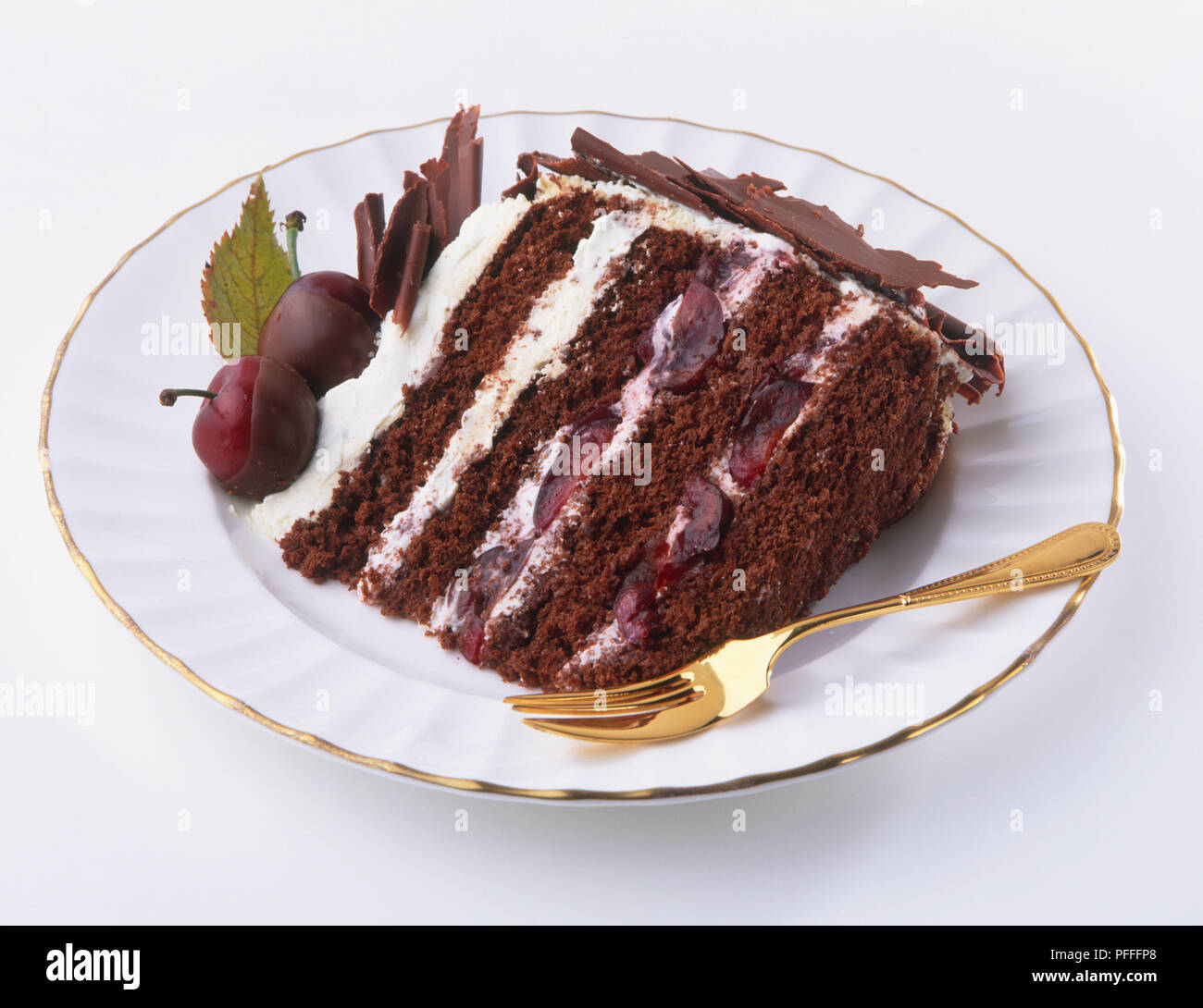 Porzione di Foresta Nera, torte a strati farcita con crema e decorate con cioccolato, ciliegie e crema. Foto Stock