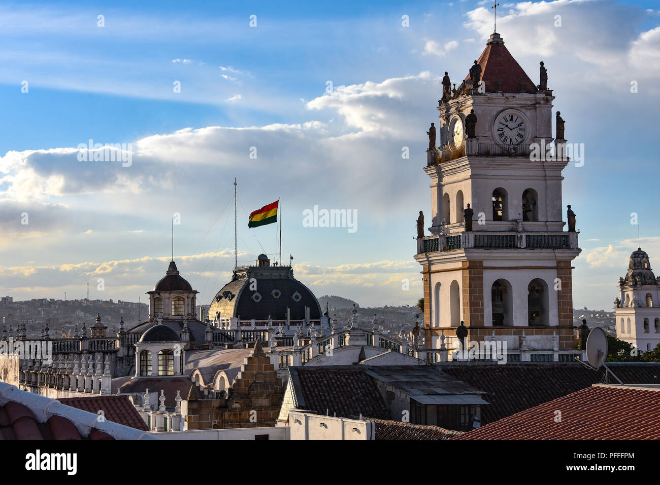 Vedute del tramonto sui tetti di Sucre dal Parador Santa Maria la Real, Sucre, Bolivia Foto Stock