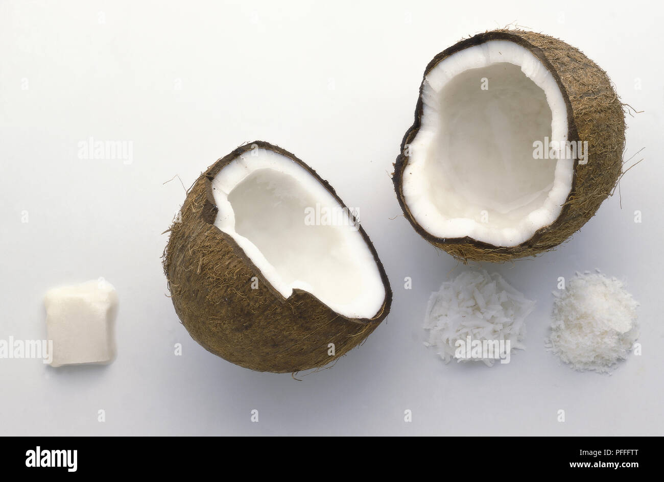 Crema di noce di cocco, quadrati metà di noce di cocco, fresco grattugiato e noce di cocco cocco essiccato Foto Stock