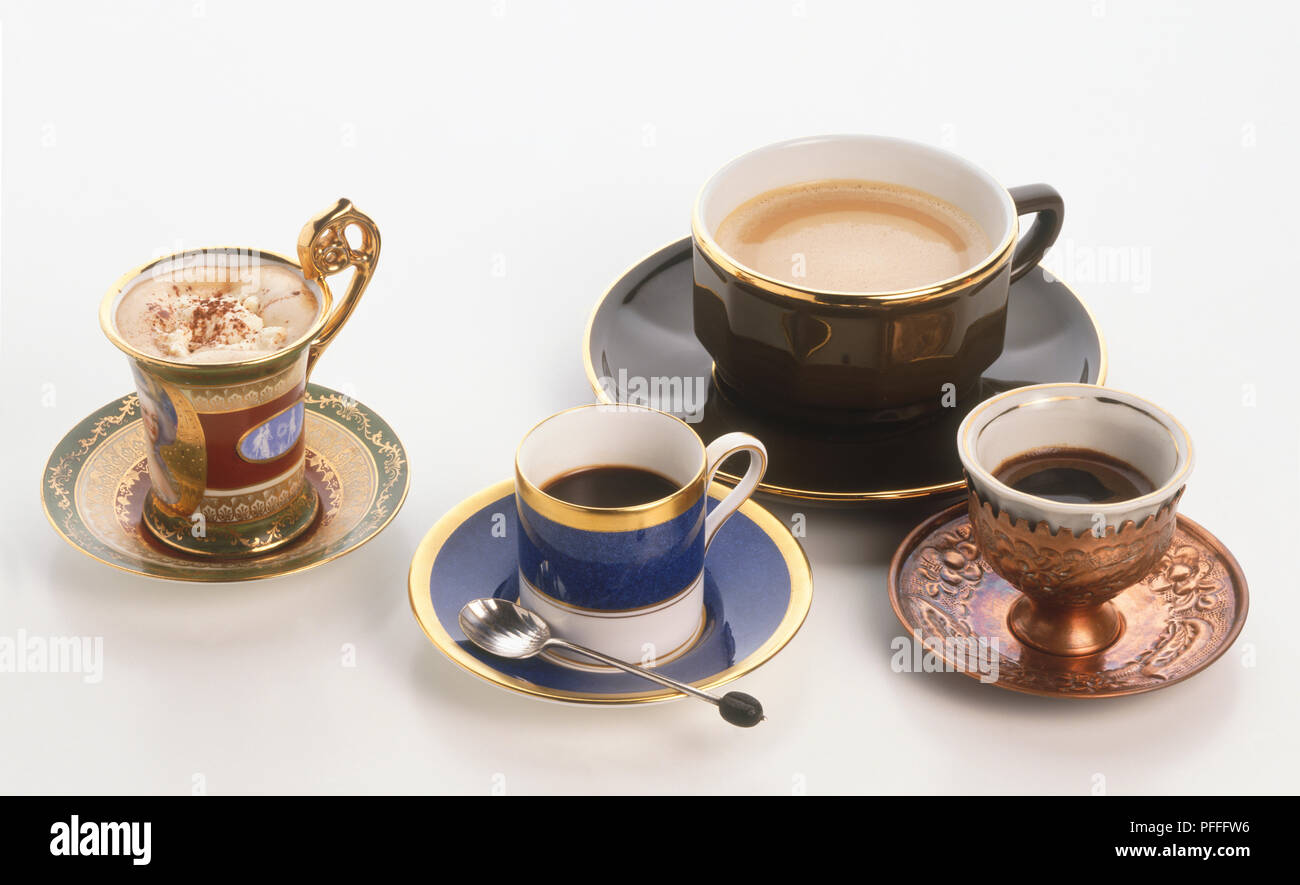 Diversi tipi di caffè, inclusi caffè turco, Espresso, Nero caffè con latte e caffè Viennese guarnita con crema di latte Foto Stock