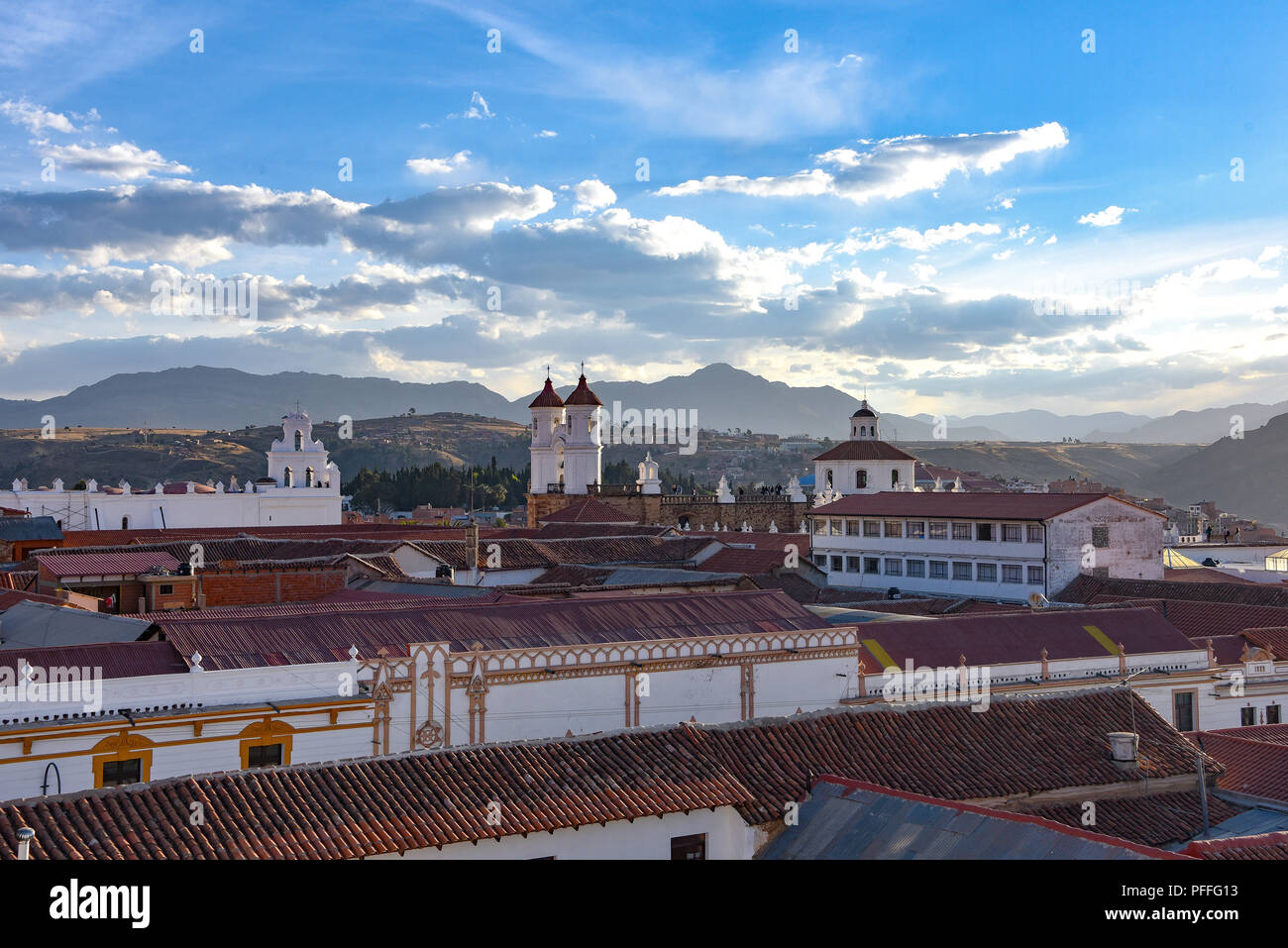 Vedute del tramonto sui tetti di Sucre dal Parador Santa Maria la Real, Sucre, Bolivia Foto Stock