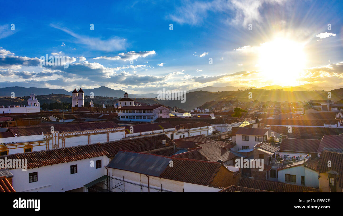 Vedute del tramonto sui tetti di Sucre dal Parador Santa Maria la Real, Sucre, Bolivia Foto Stock