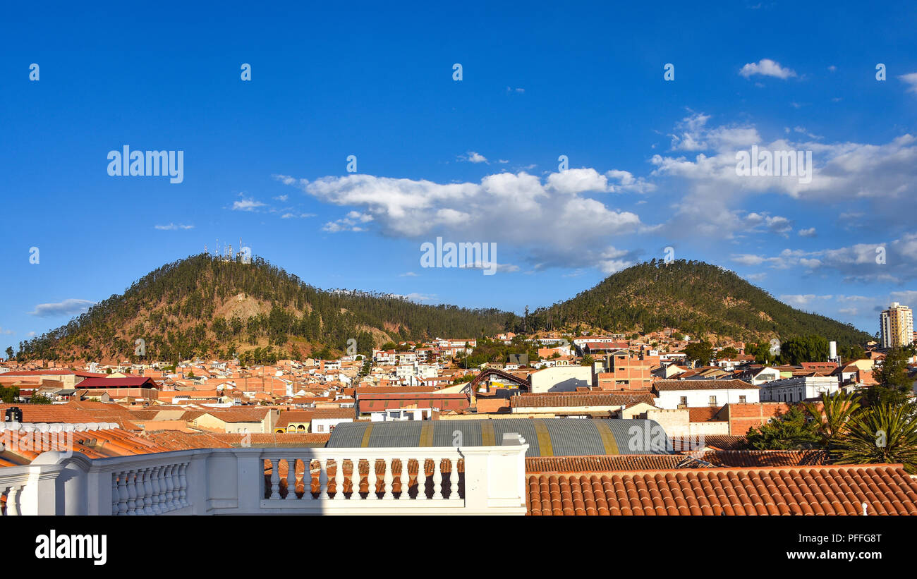 Vedute del tramonto sui tetti di Sucre dal Parador Santa Maria la Real, Sucre, Bolivia Foto Stock