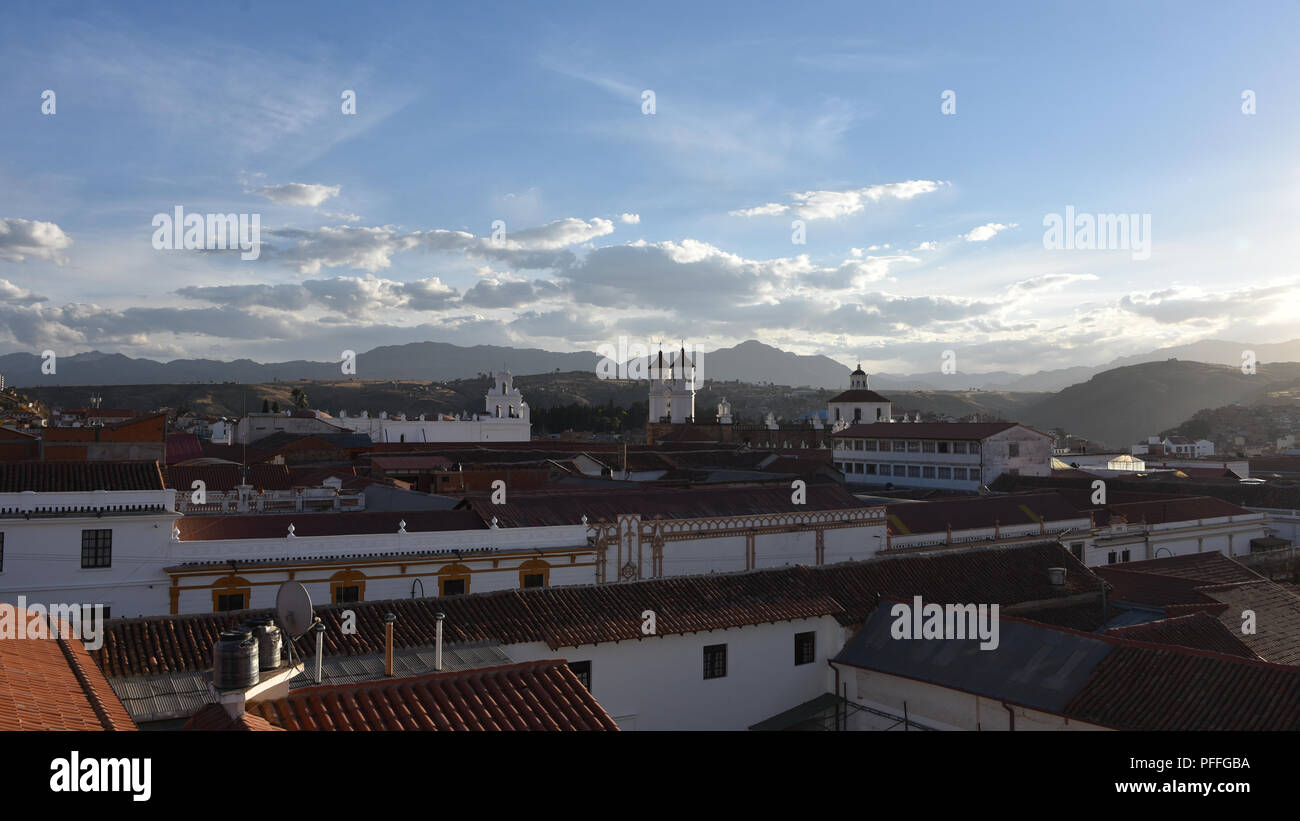Vedute del tramonto sui tetti di Sucre dal Parador Santa Maria la Real, Sucre, Bolivia Foto Stock