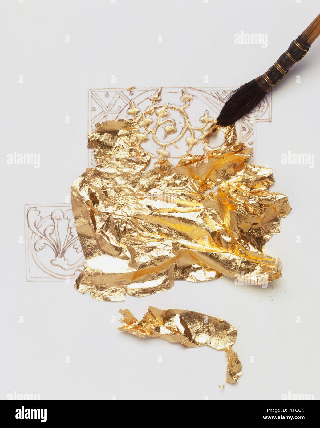 Creazione illuminata medievale motivo floreale con foglia oro e il pennello  sul disegno a matita Foto stock - Alamy