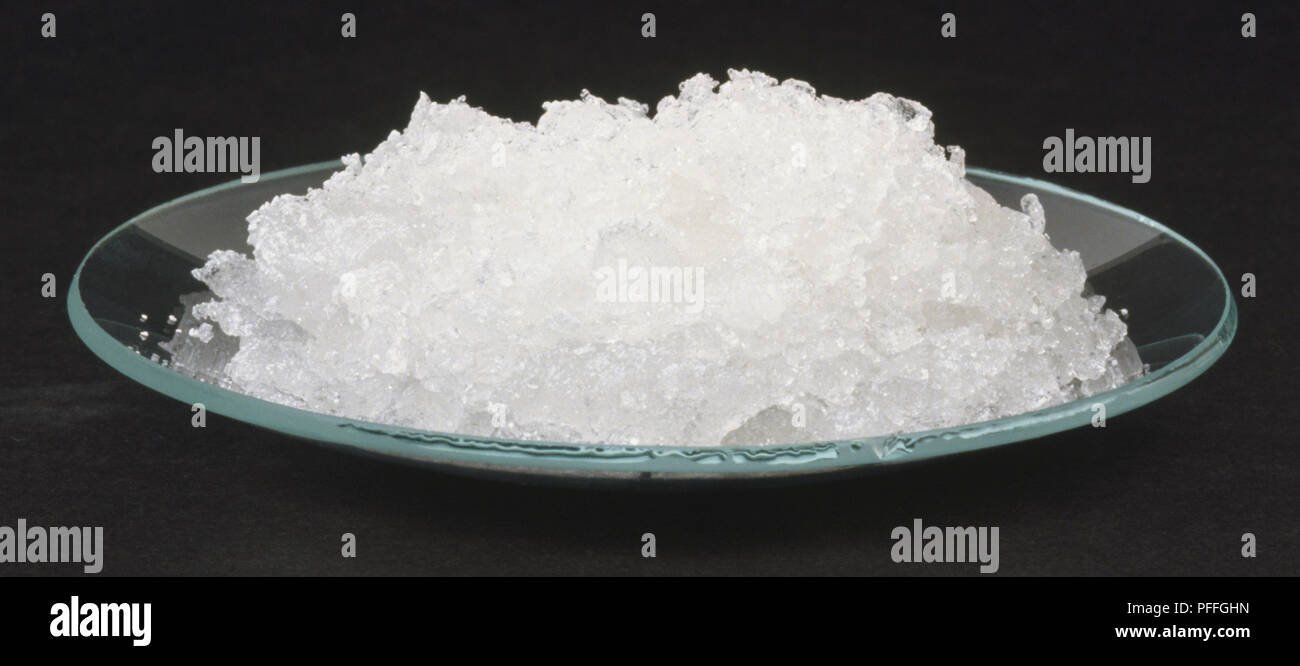 Cristalli bianchi di carbonato di sodio decaidrato, soda, in vetro di  orologio Foto stock - Alamy