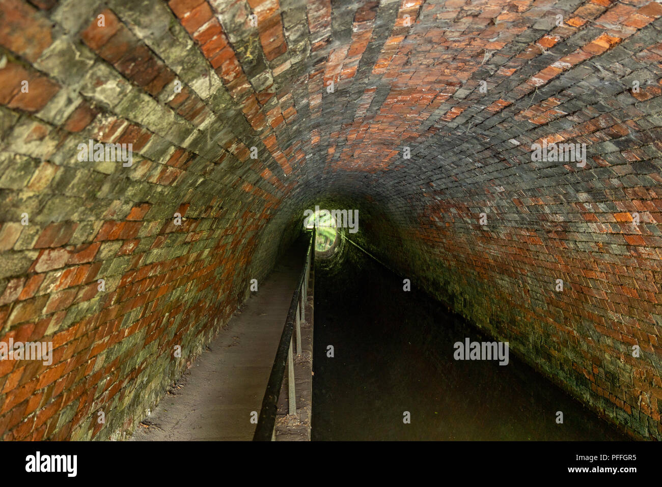 Il Llangollen Canal in un tunnel vicino a Ellesmere, Shropshire, Inghilterra, Regno Unito Foto Stock