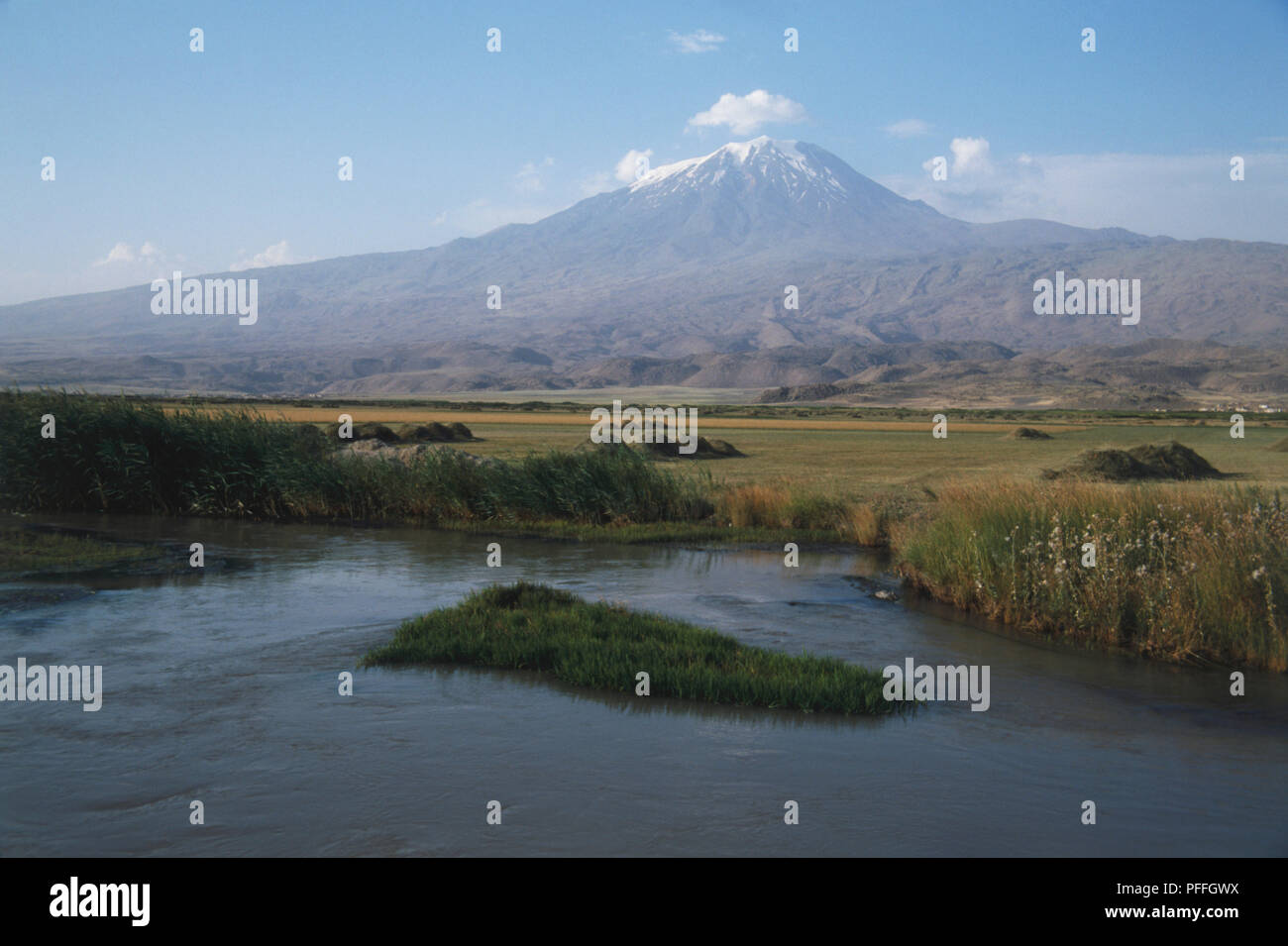 Vista del Monte Ararat che giace in estremo oriente della Turchia vicino al confine con l'Iran, l'Iraq e l'Armenia. La Bibbia dice: e l'arca riposò nel settimo mese, il diciassette del mese, sui monti dell'Ararat Genesi 8:4 Foto Stock