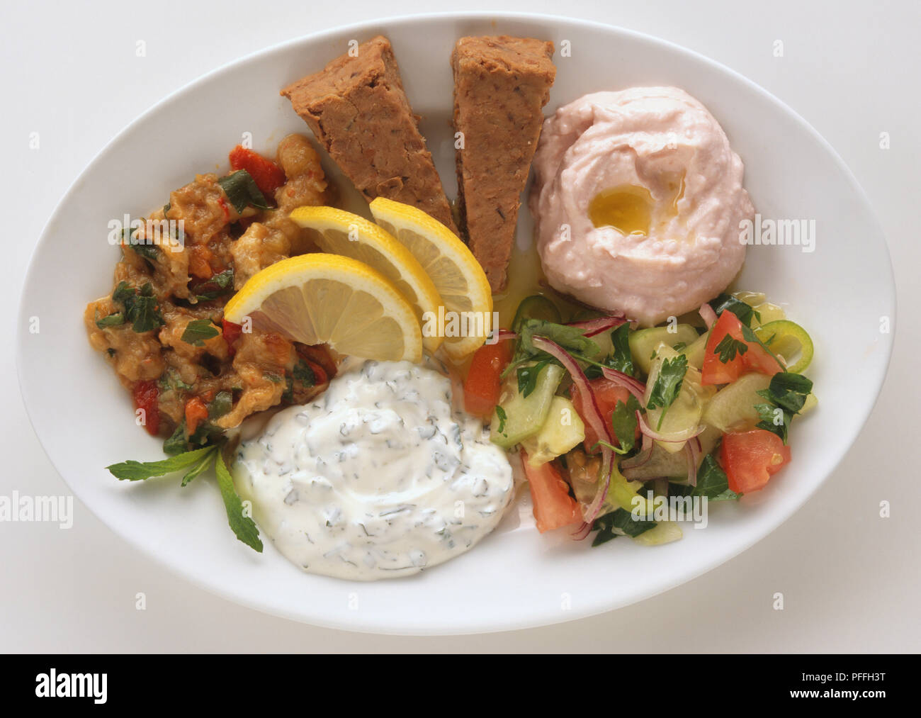 Bagno turco platter di Meze, Pathcan salatasi, affumicato insalata di melanzane, Haydari uno yogurt, menta e aglio dip, Fava un ampio purea di fagioli, Tarama un pesce purea di ROE e Coban salatasi un pomodoro, cipolla e insalata di cetrioli. Foto Stock