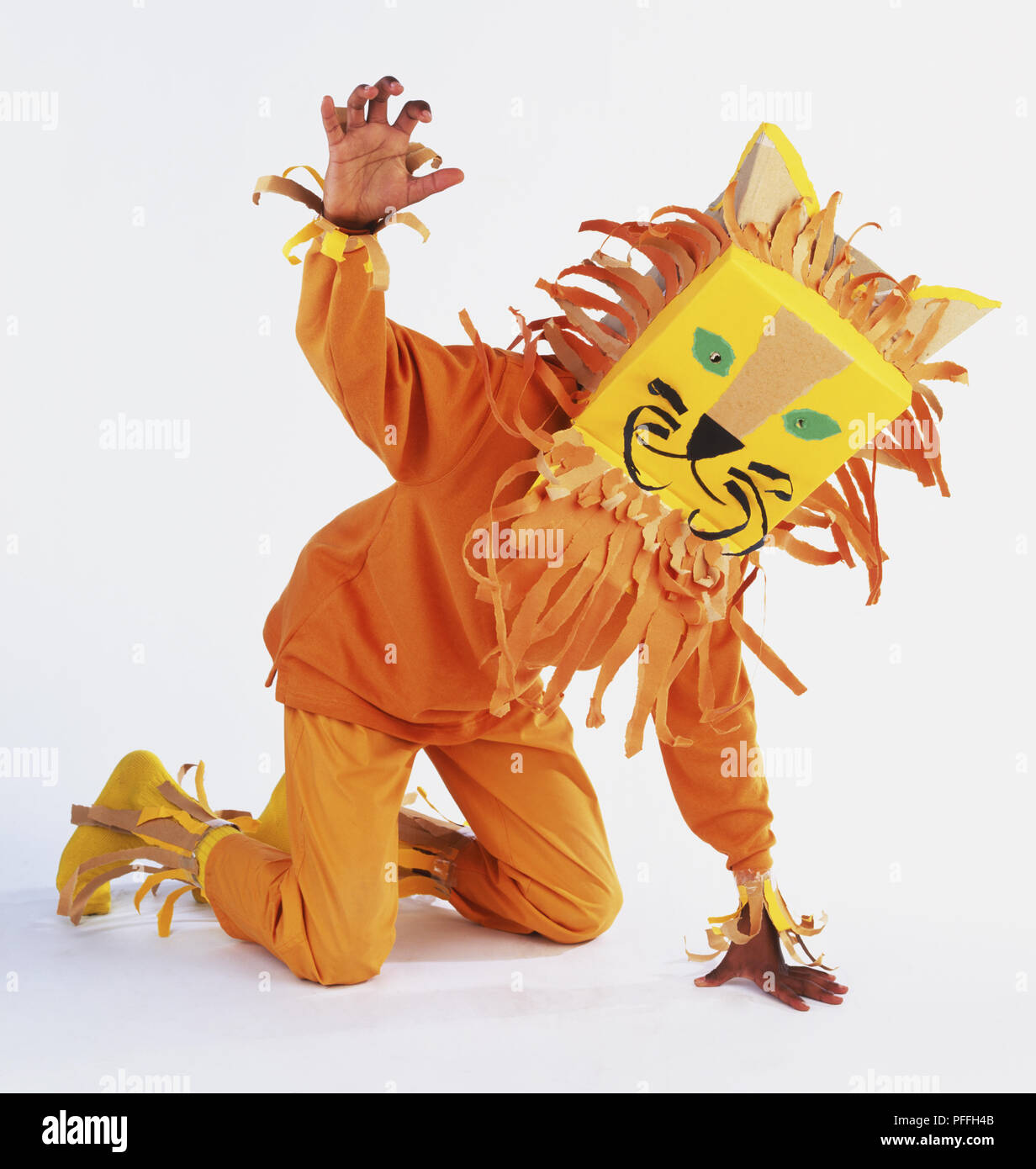 Bambino vestito come un leone selvatico, mano alzata come un artiglio Foto  stock - Alamy