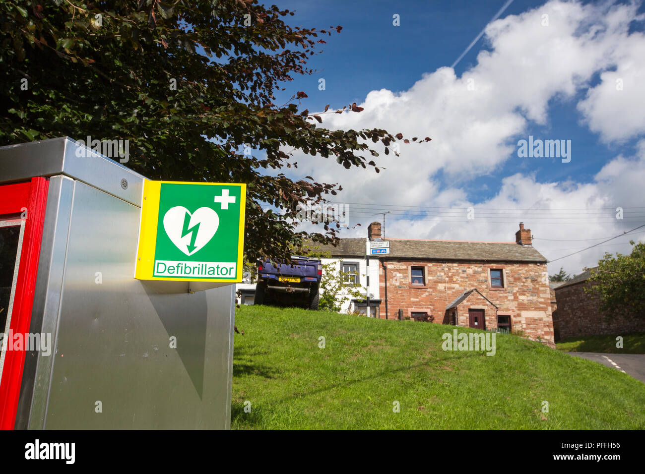 Un defibrillatore in una vecchia casella telefono nel villaggio di Skirwith, Eden Valley, Cumbria, Regno Unito. Foto Stock