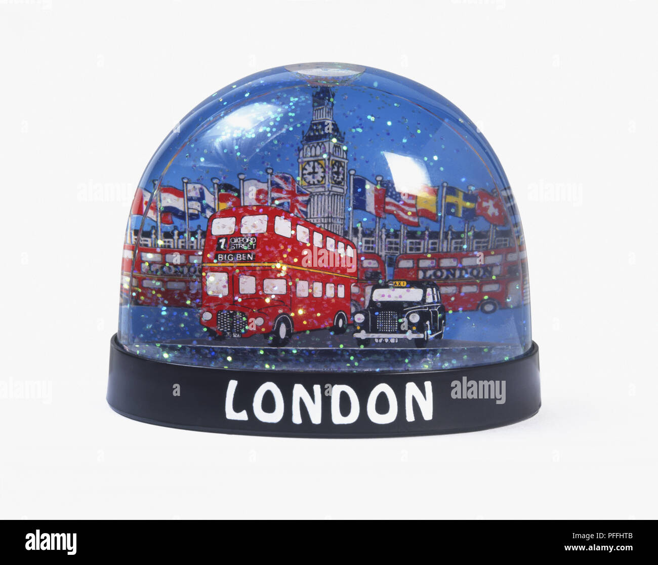 Plastica " ora " cupola raffigurante una scena Londinese con un inglese di bus e taxi e il Big Ben, vicino. Foto Stock