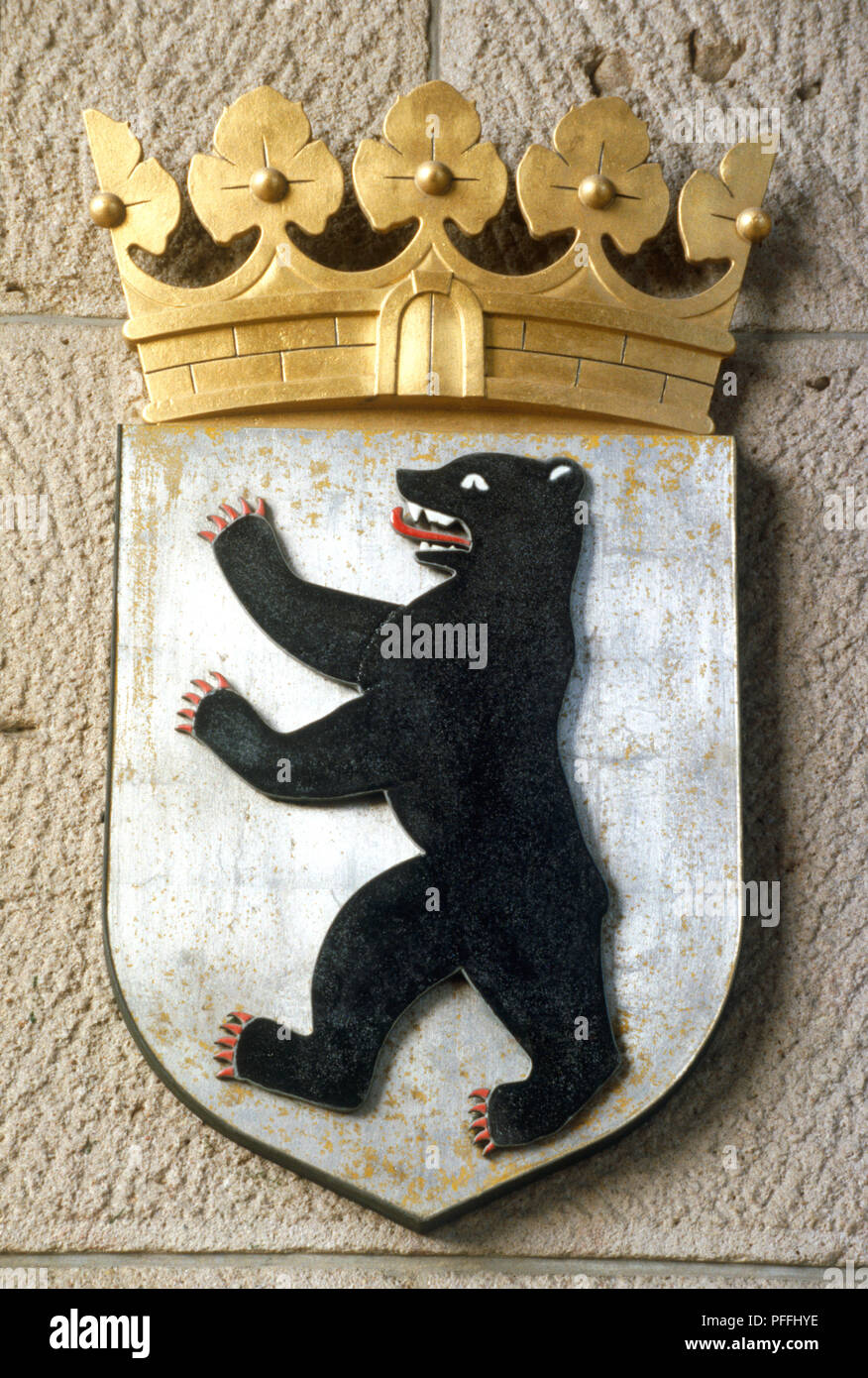 Germania, Berlin, Berlin's stemma raffigurante un orso nero con una corona d'oro sopra Foto Stock