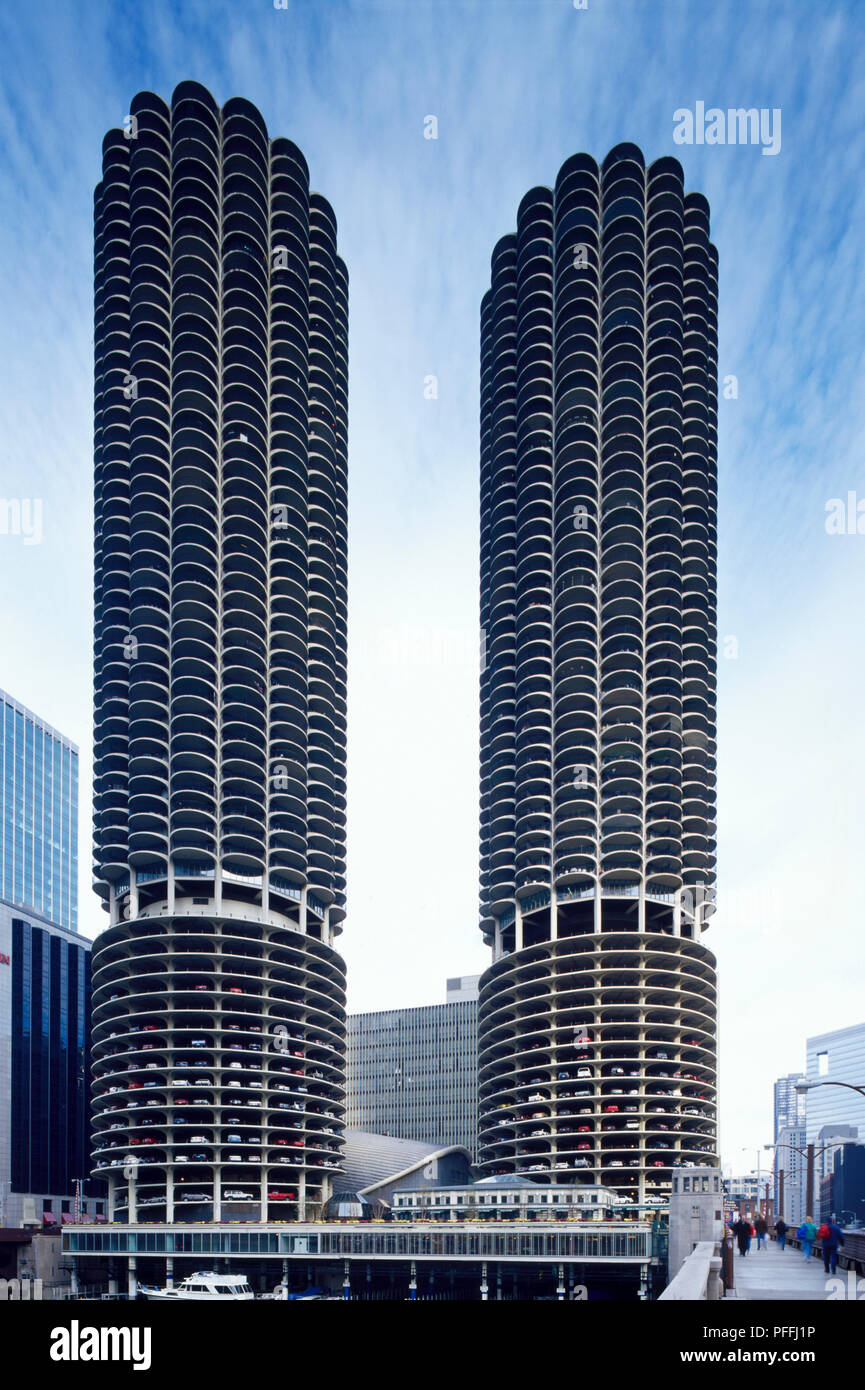 Stati Uniti d'America, Illinois, Chicago, Marina City Twin towers, progettato da Bertrand Goldberg Associates e aperto nel 1967, pagando tributo simbolico per del Midwest economia agricola - essi sembrano enormi tutoli. Foto Stock