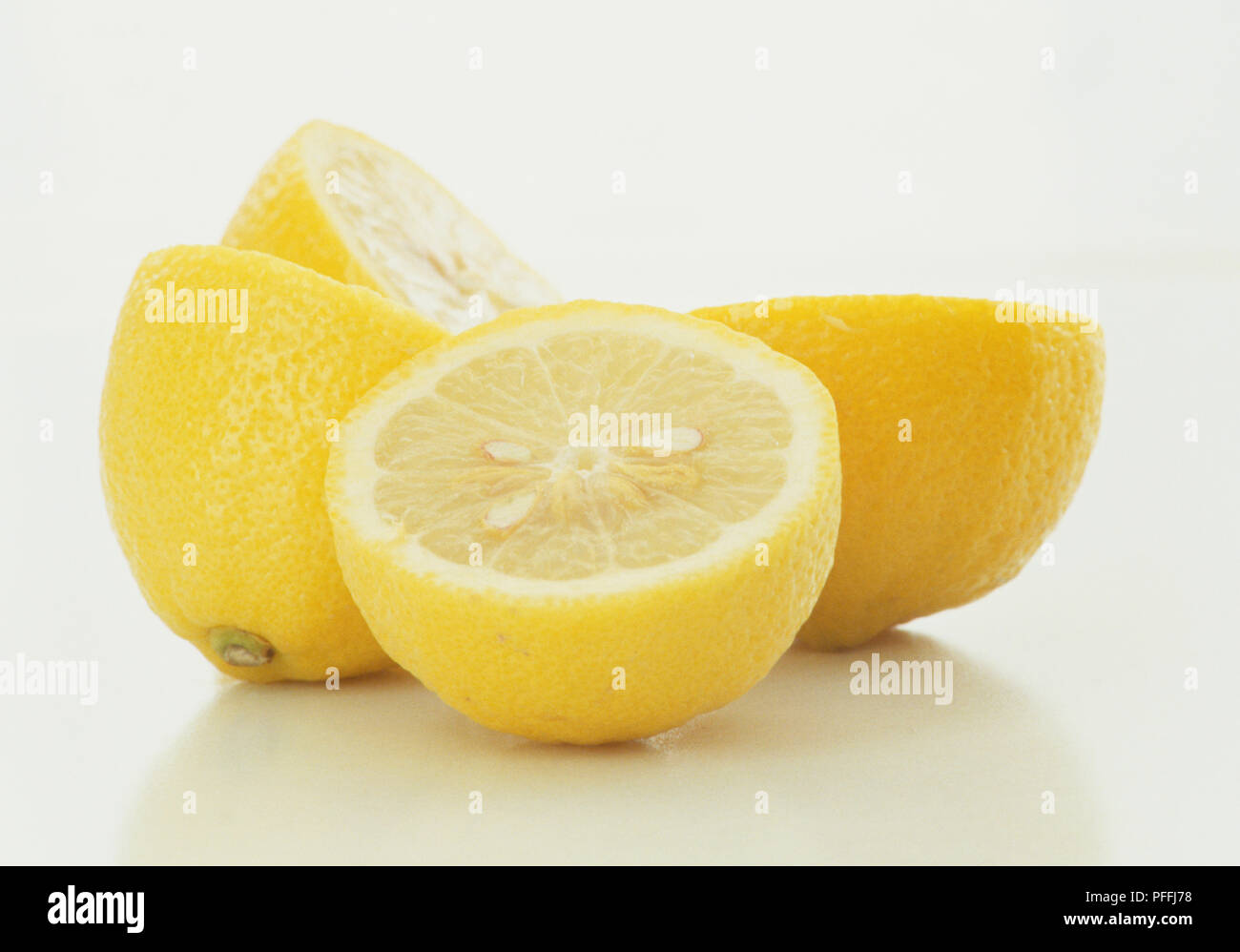 Citrus x Limon, limone, dimezzata limoni freschi con semi e buccia gialla visibile. Foto Stock