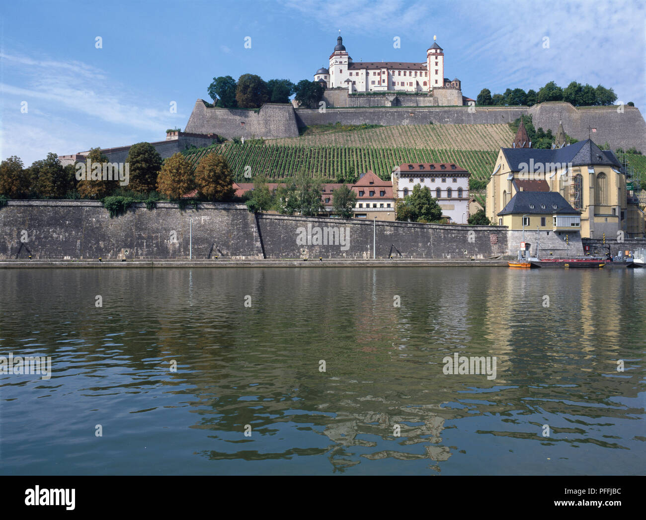 In Germania, in Baviera, Festumg Marienberg, una rocca costruita sulla collina sito di una vecchia roccaforte celtica, affacciato sul fiume principale, con i vigneti e gli edifici al di sotto. Foto Stock