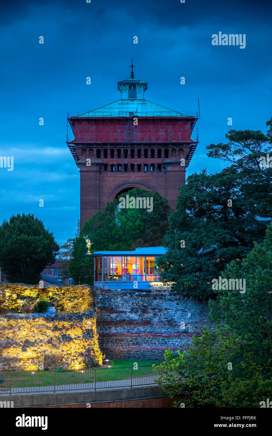 Il teatro di mercurio con JUMBO WATER TOWER DIETRO E PARTE DI GATE BALKERNE muro romano Foto Stock