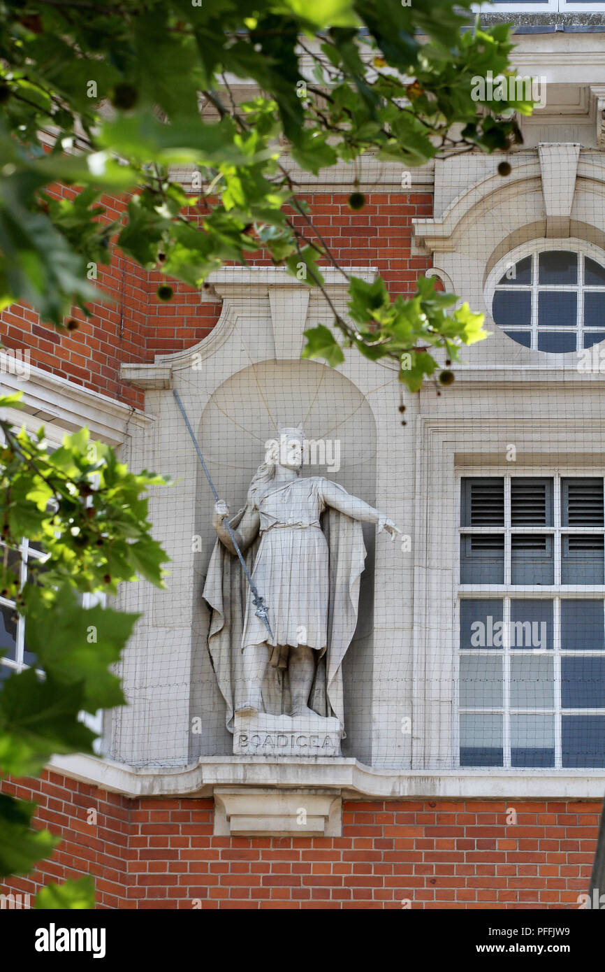 Statua di BOADICIA SU COLCHESTER Town Hall, Essex. Foto Stock