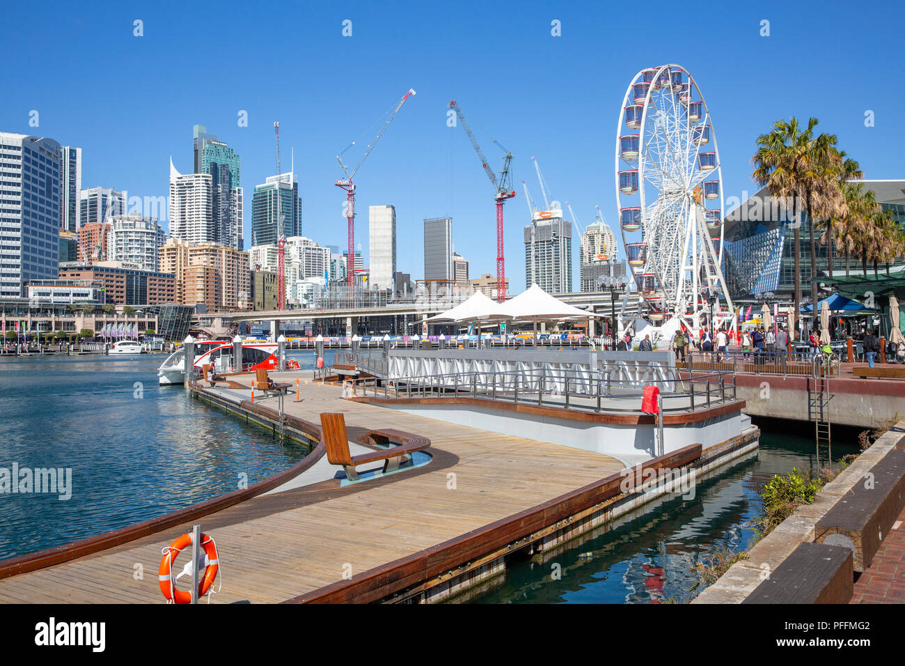 Ruota panoramica Ferris in Darling Harbour e il centro cittadino di Sydney skyline, Nuovo Galles del Sud, Australia Foto Stock